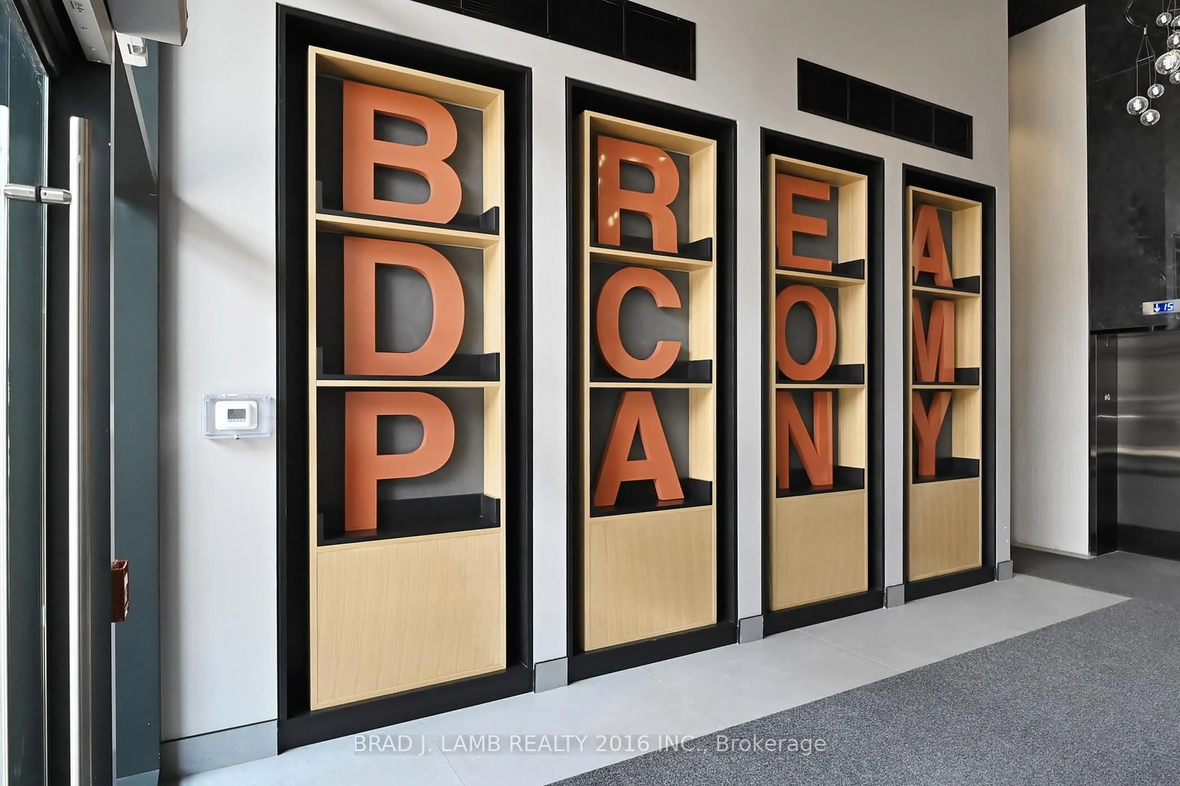 Indoor entryway for 195 McCaul St #913, Toronto Ontario M5T 0E5