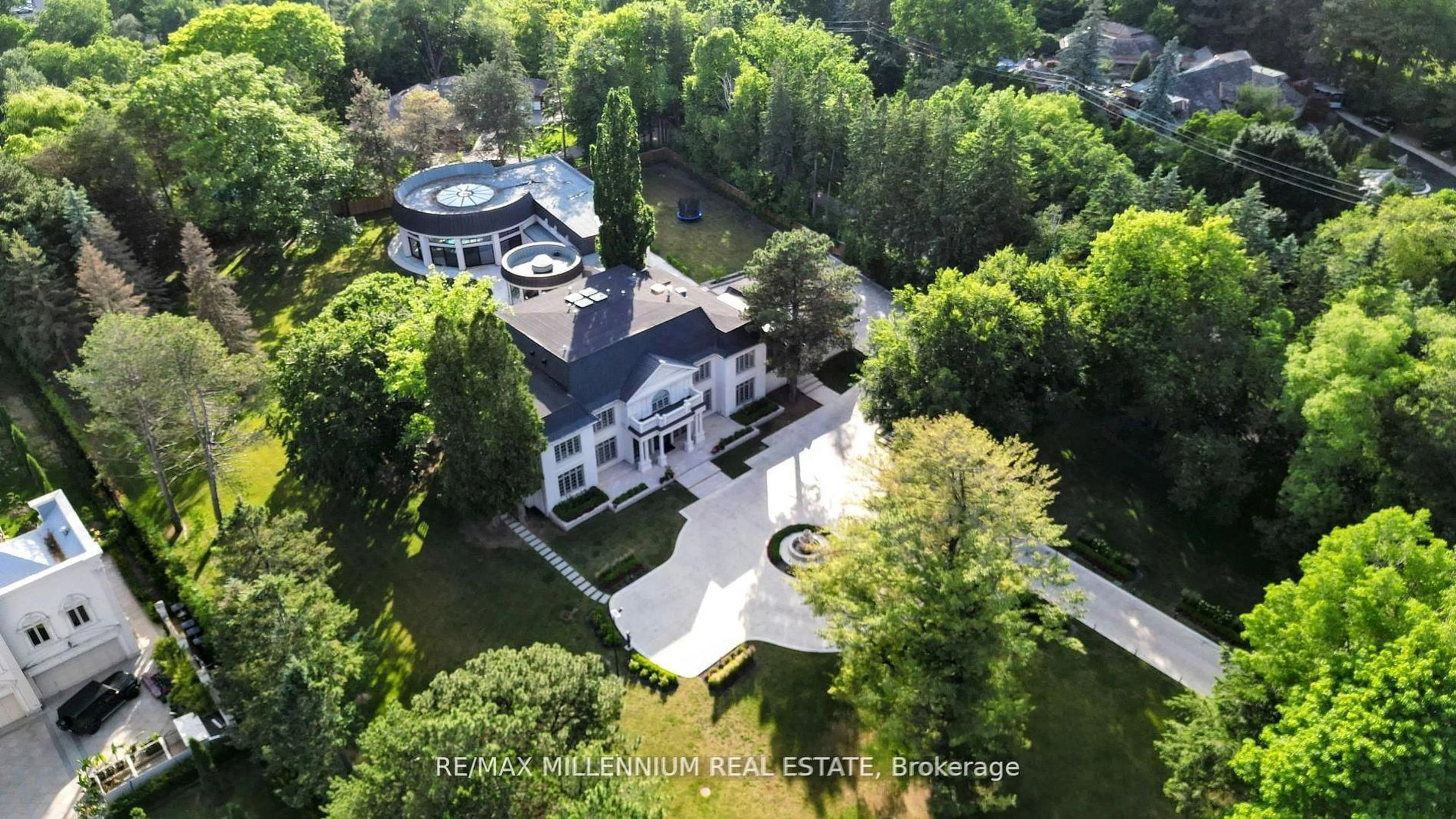 A pic from outside/outdoor area/front of a property/back of a property/a pic from drone, unknown for 38 Park Lane Circ, Toronto Ontario M3C 2N2