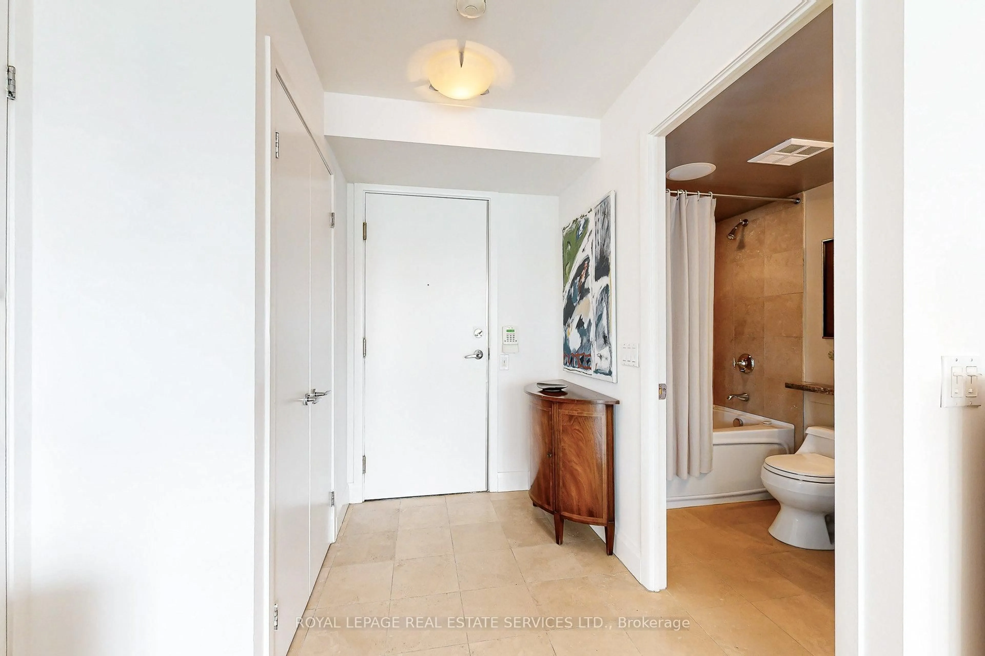 Indoor entryway for 313 Richmond St #1061, Toronto Ontario M5A 4S7