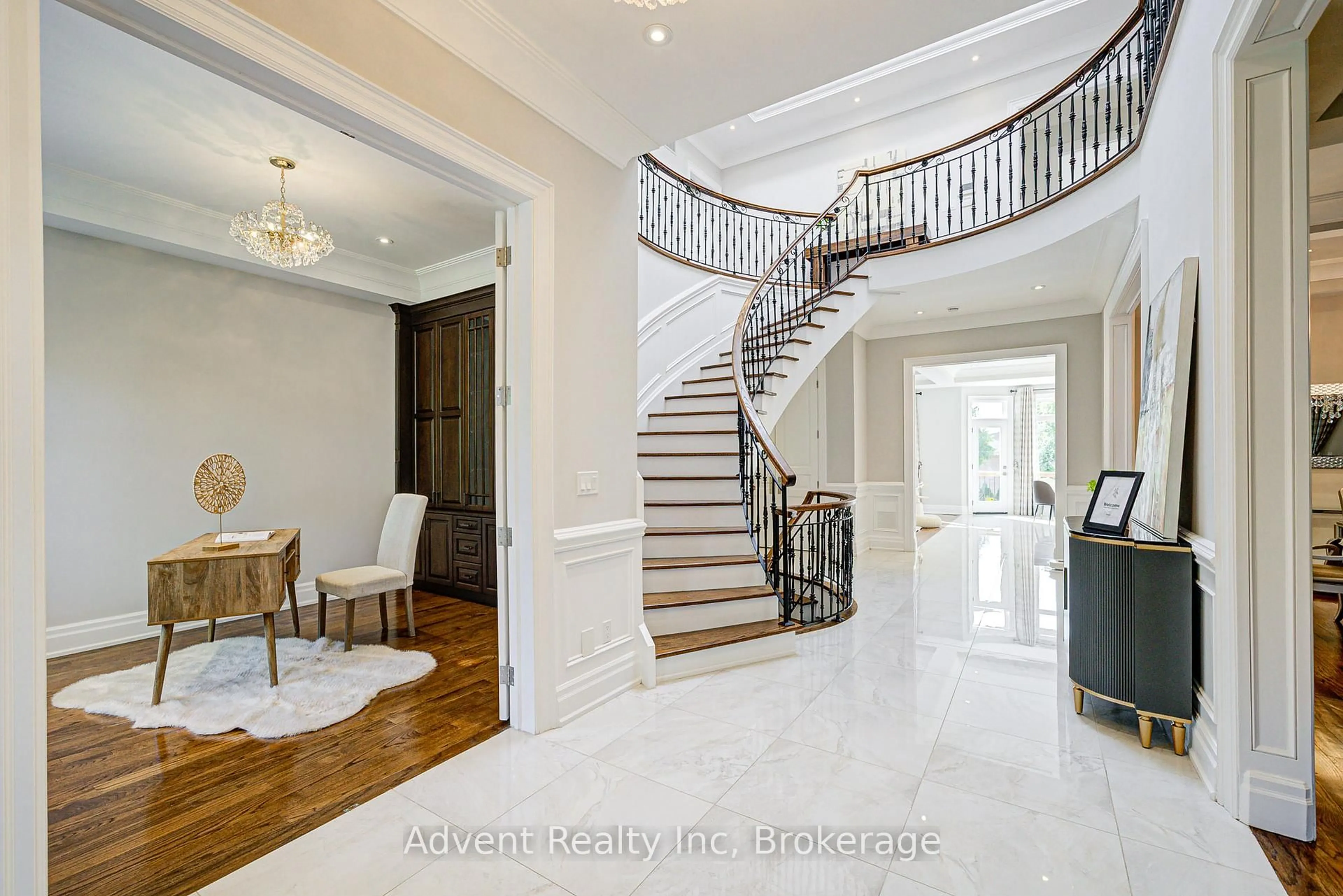 Indoor foyer for 27 Tefley Rd, Toronto Ontario M2M 1C5
