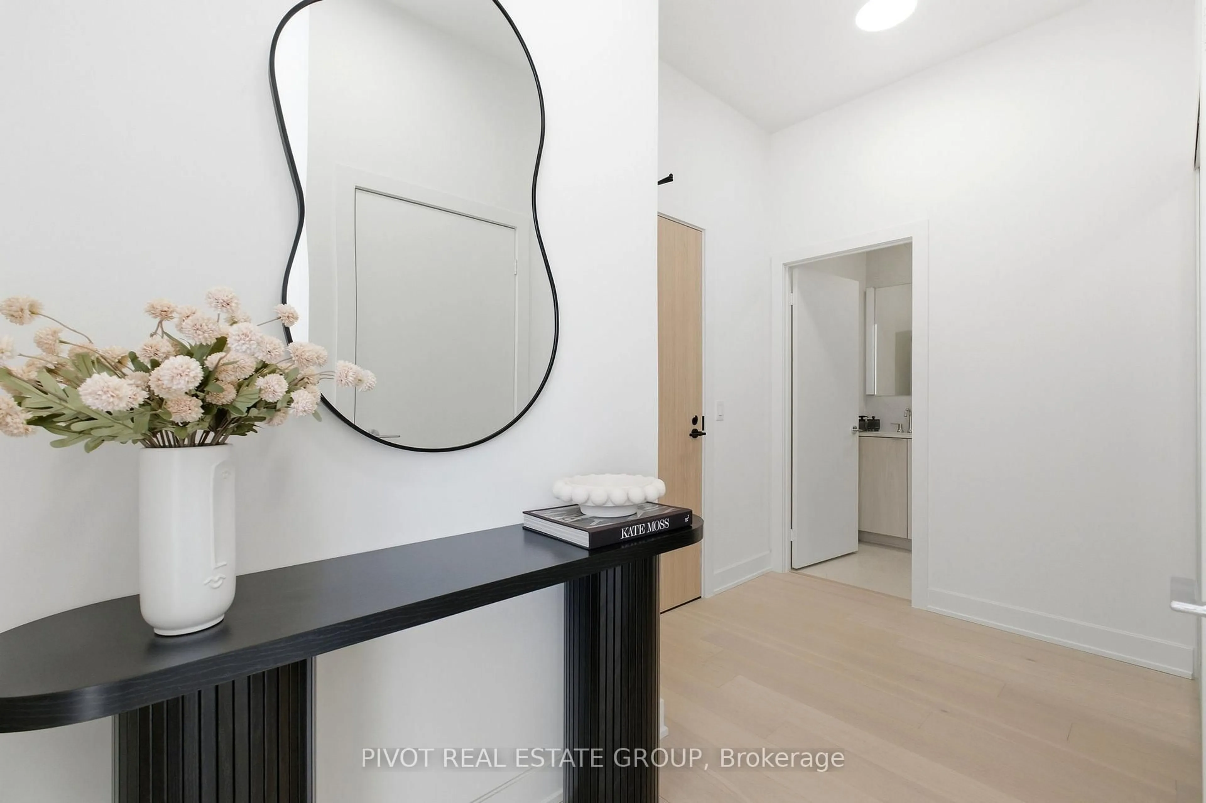 Indoor entryway for 15 Mercer St #4201, Toronto Ontario M5V 0V8