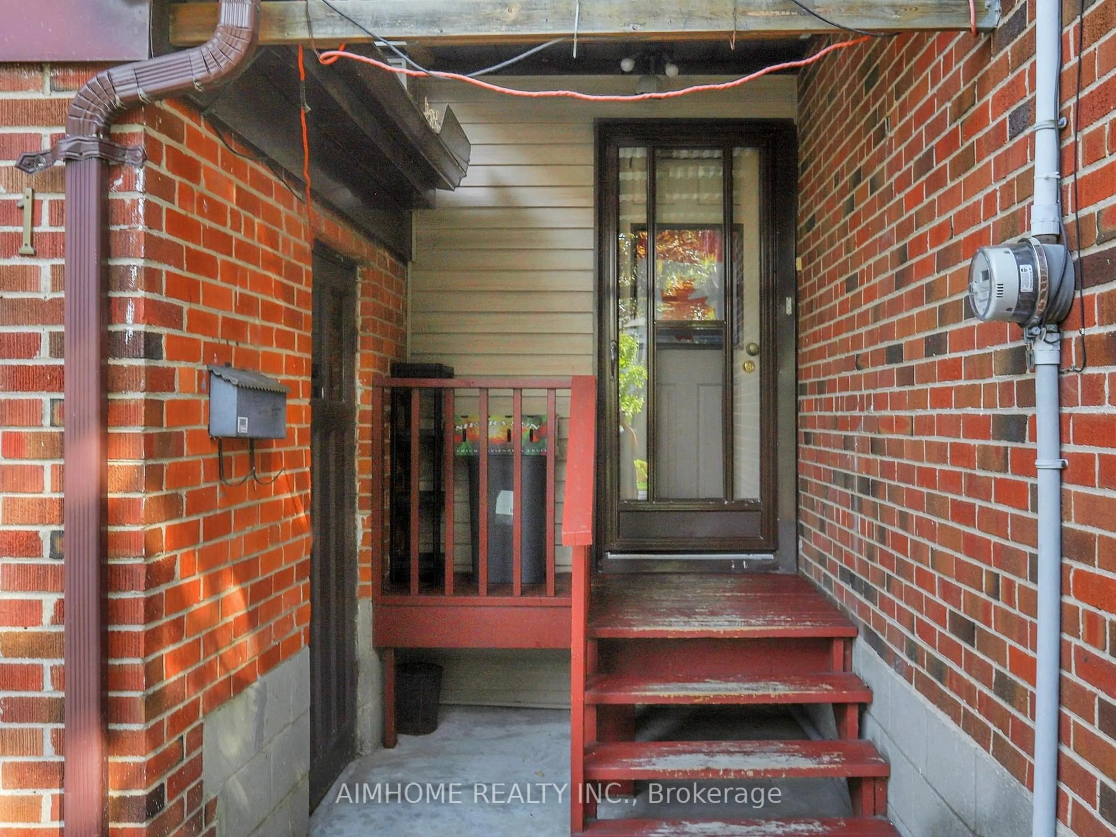 Indoor entryway for 61 Talbot Rd, Toronto Ontario M2M 1S1