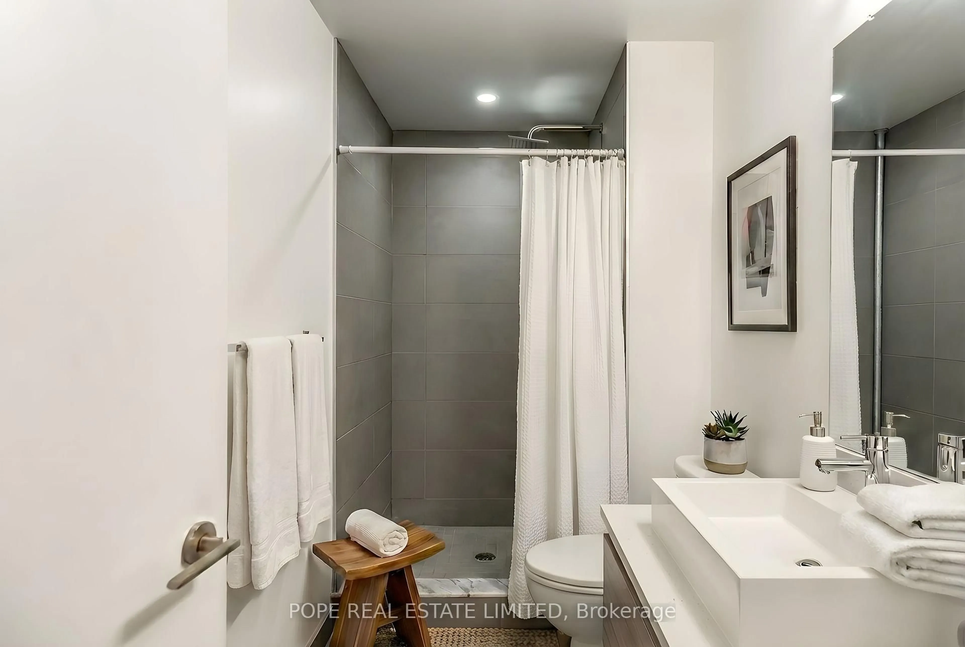 Standard bathroom, ceramic/tile floor for 111 Bathurst St #1408, Toronto Ontario M5V 0M9