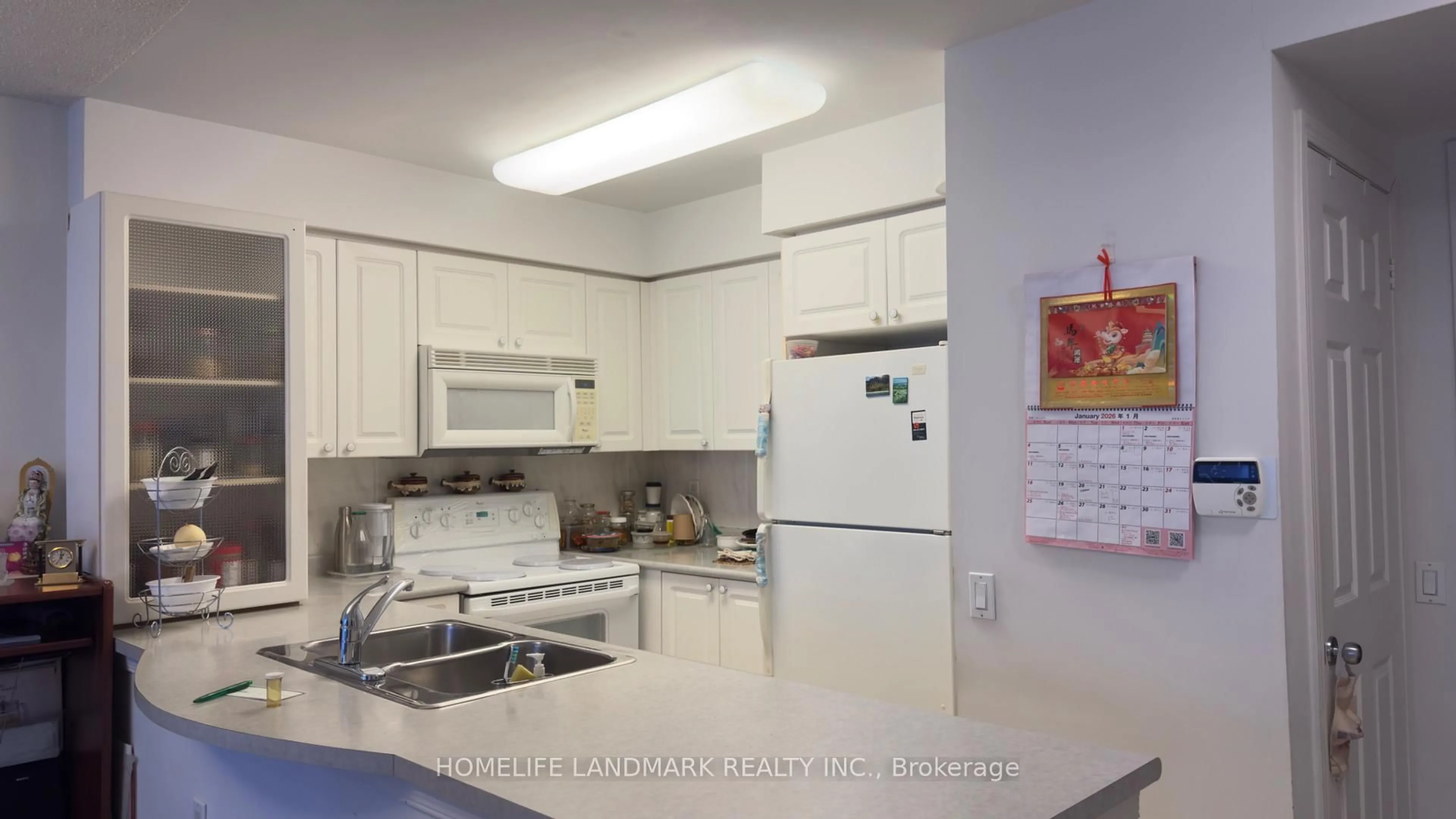 Standard kitchen, ceramic/tile floor for 388 Bloor St #807, Toronto Ontario M4W 3W9