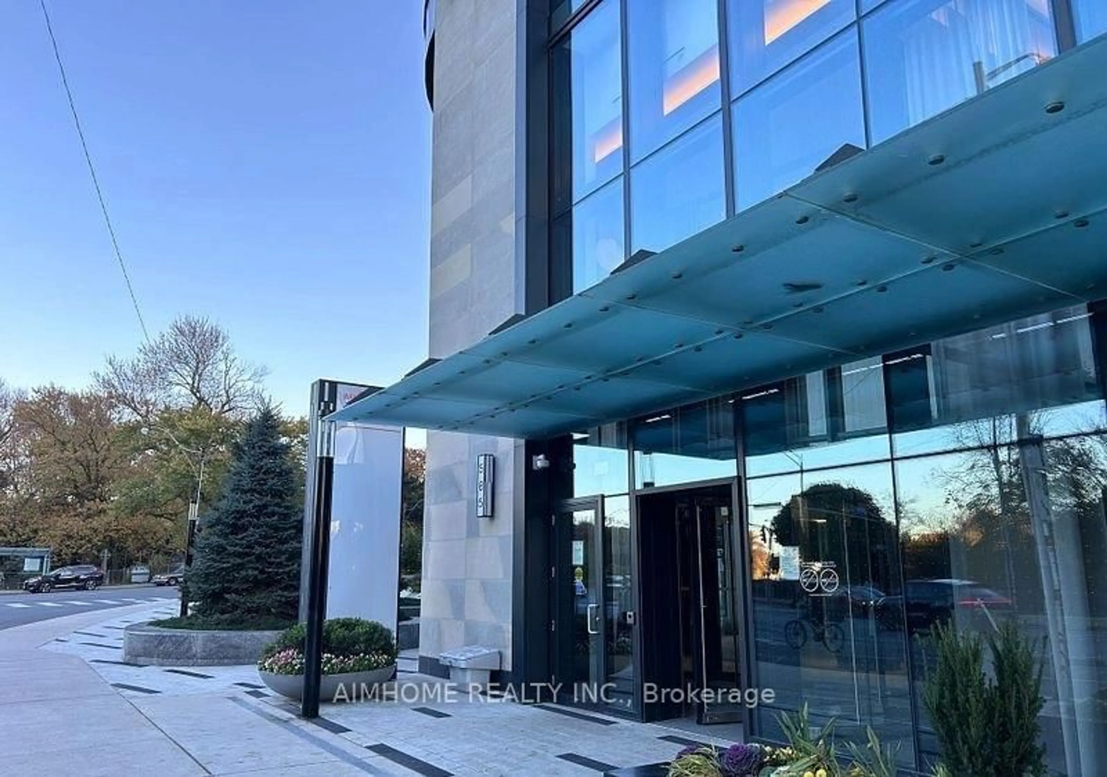 Indoor foyer for 585 Bloor St #1722, Toronto Ontario M4W 0B3