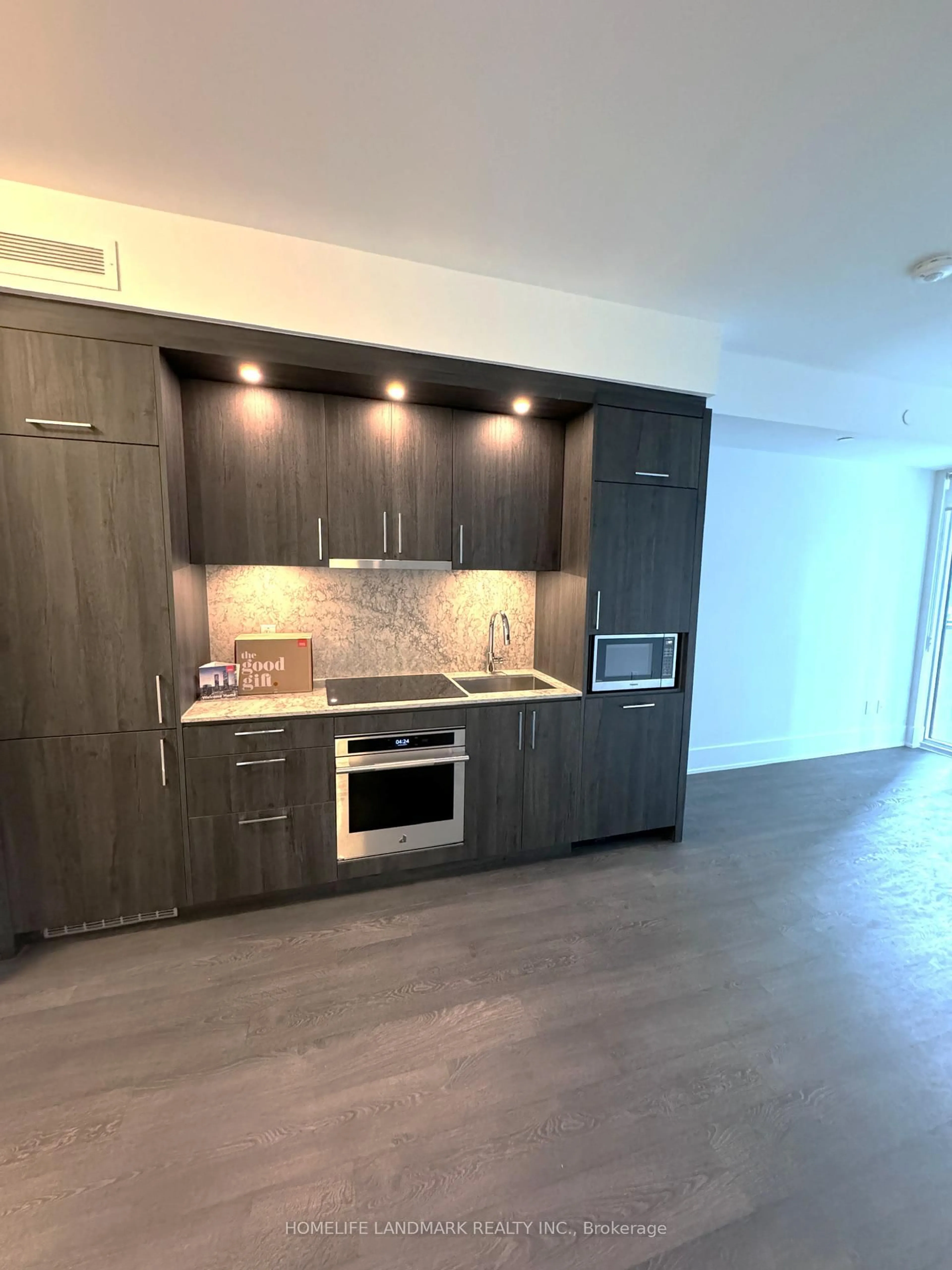 Open concept kitchen, wood/laminate floor for 470 Front St #1309, Toronto Ontario M5V 0V6