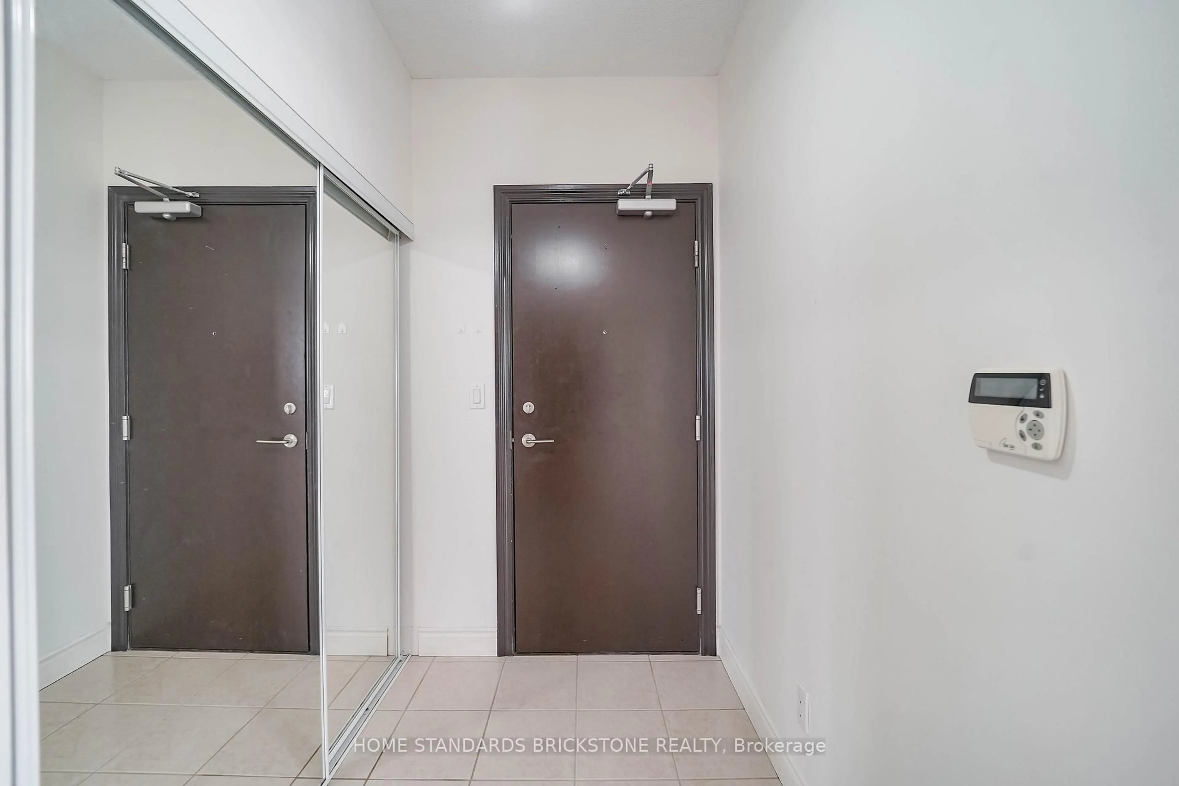 Indoor foyer for 1105 Leslie St #1106, Toronto Ontario M3C 4G9