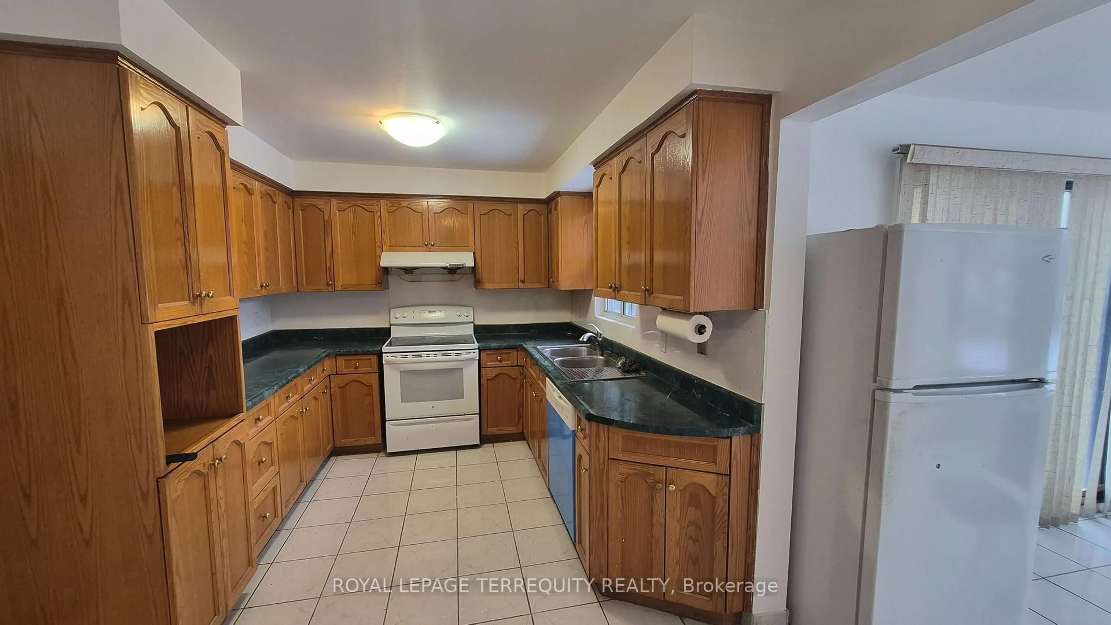 Standard kitchen, ceramic/tile floor for 34 Cobblestone Dr, Toronto Ontario M2J 2X7