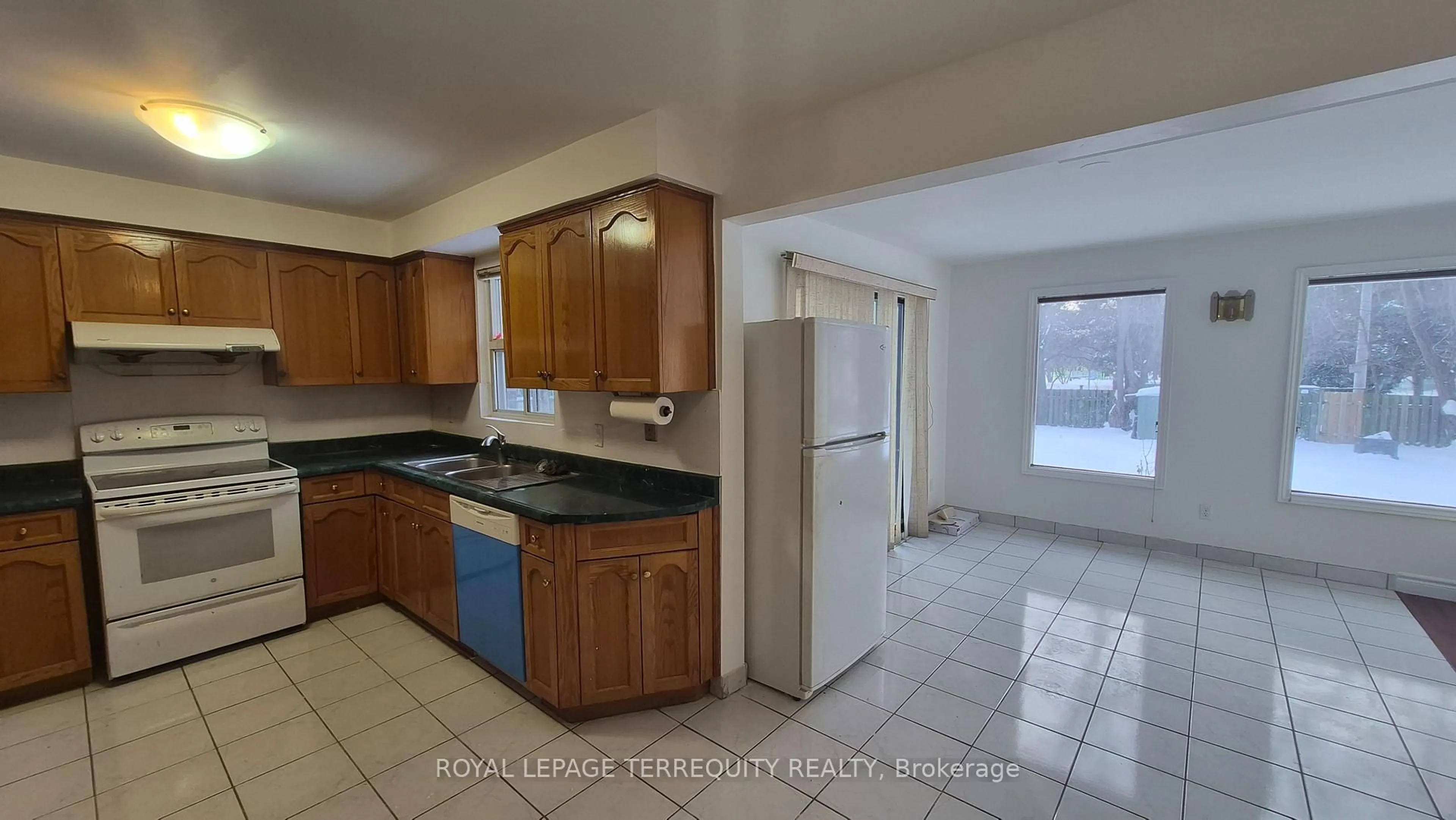 Standard kitchen, ceramic/tile floor for 34 Cobblestone Dr, Toronto Ontario M2J 2X7