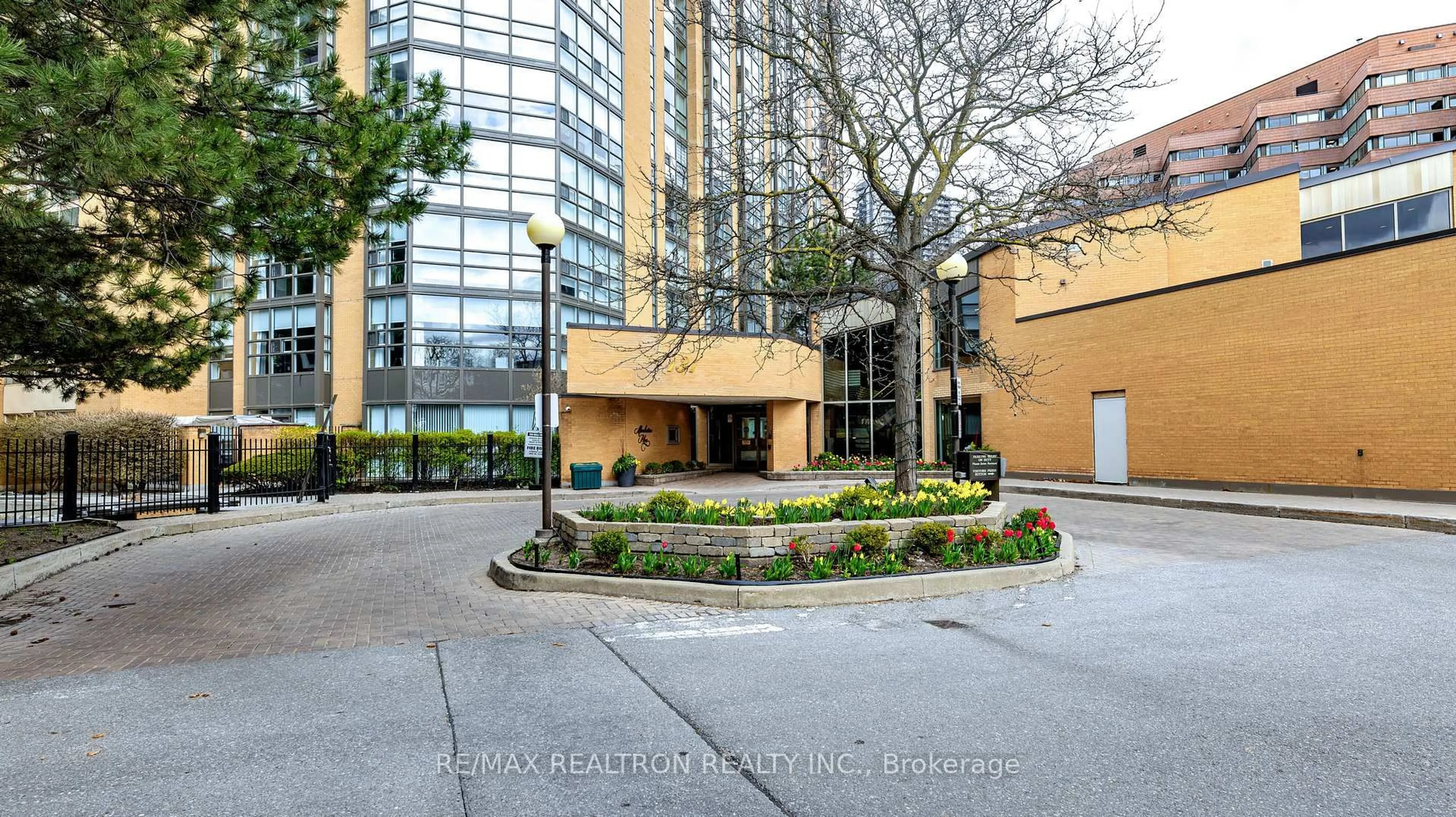 Indoor foyer for 131 Beecroft Rd #1505, Toronto Ontario M2N 6G9