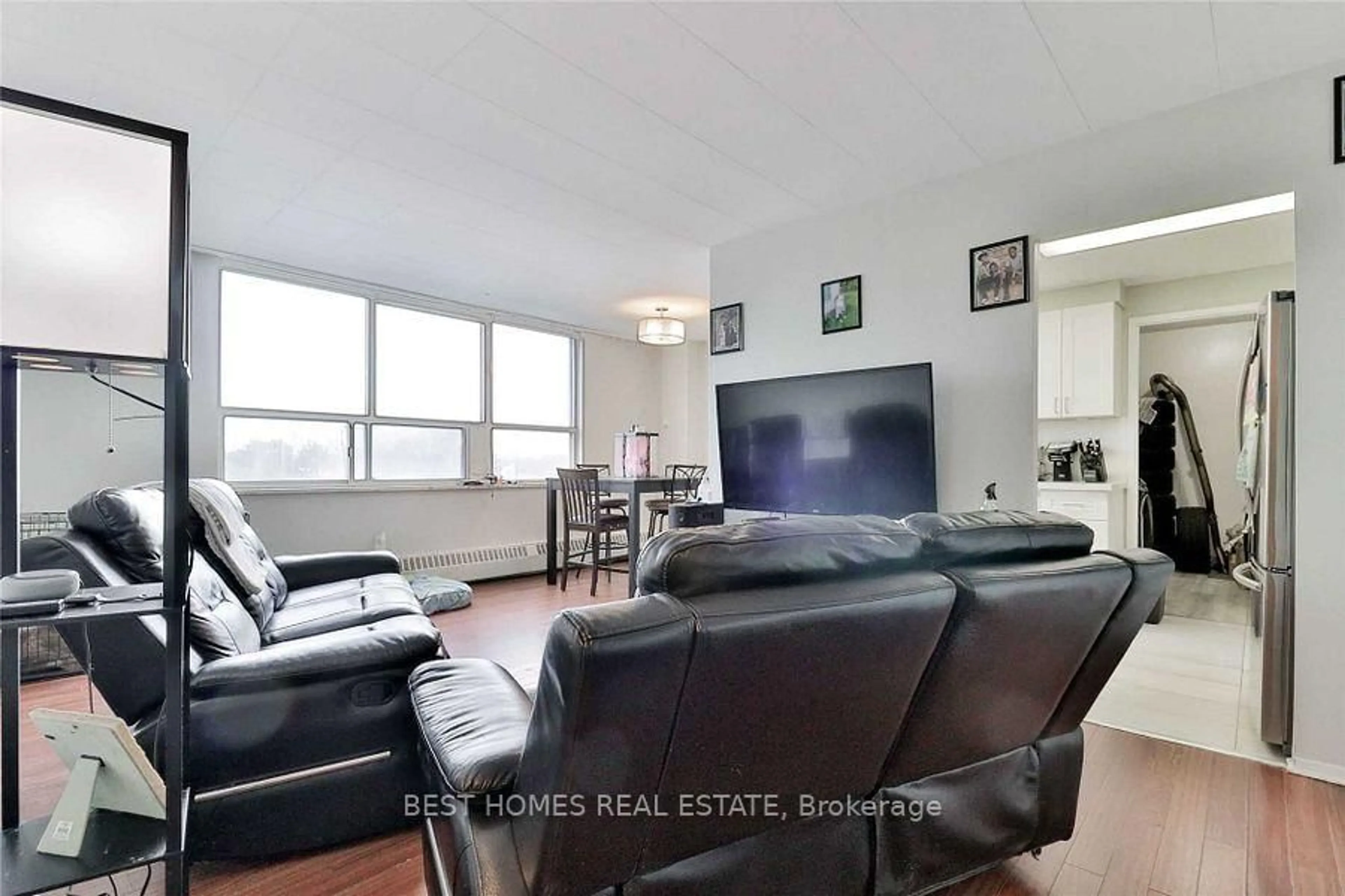 Living room with furniture, unknown for 5 Parkway Forest Dr, Toronto Ontario M2J 1L2