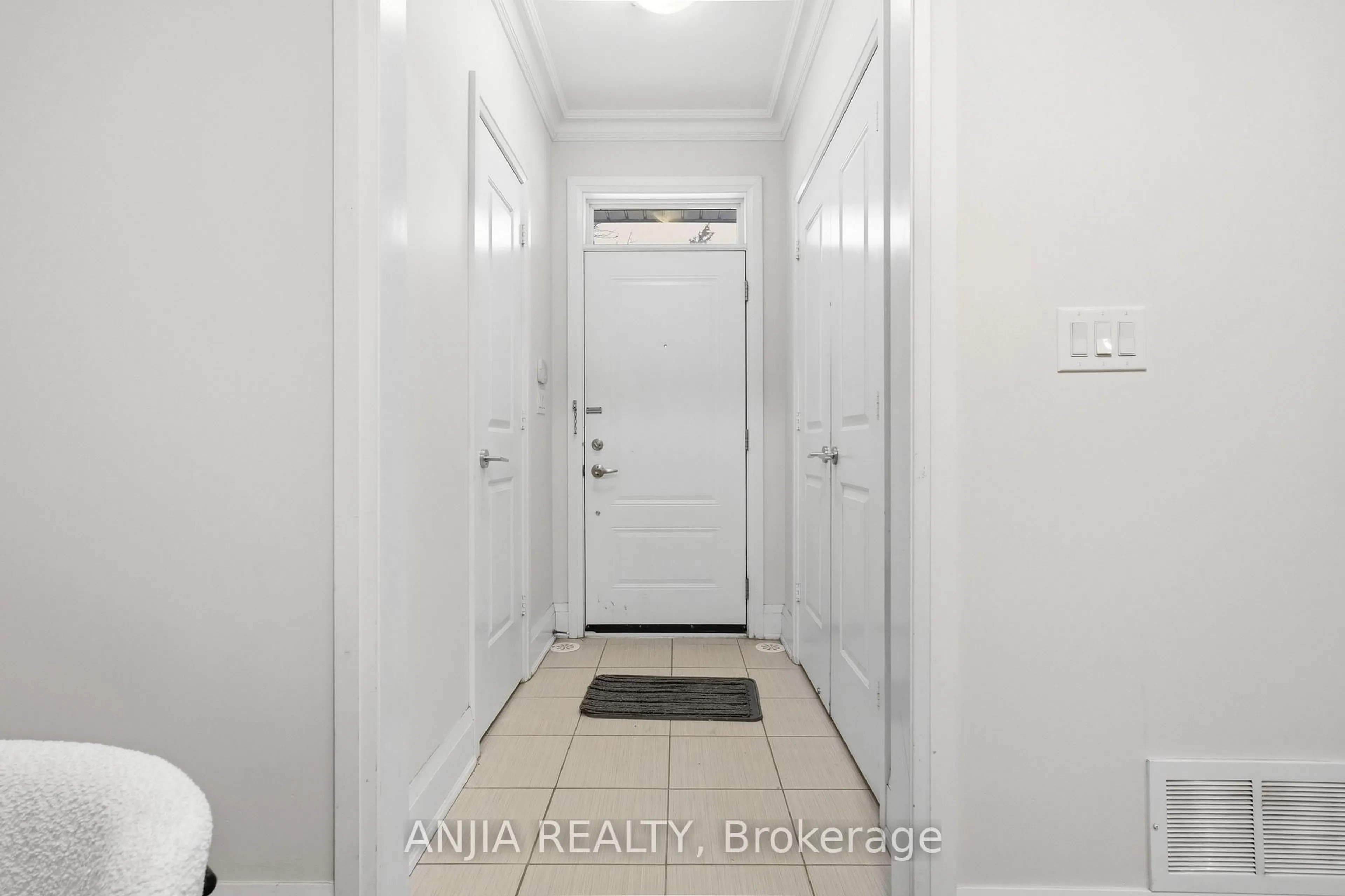 Indoor entryway for 9 Oakburn Cres #Th30, Toronto Ontario M2N 2T5