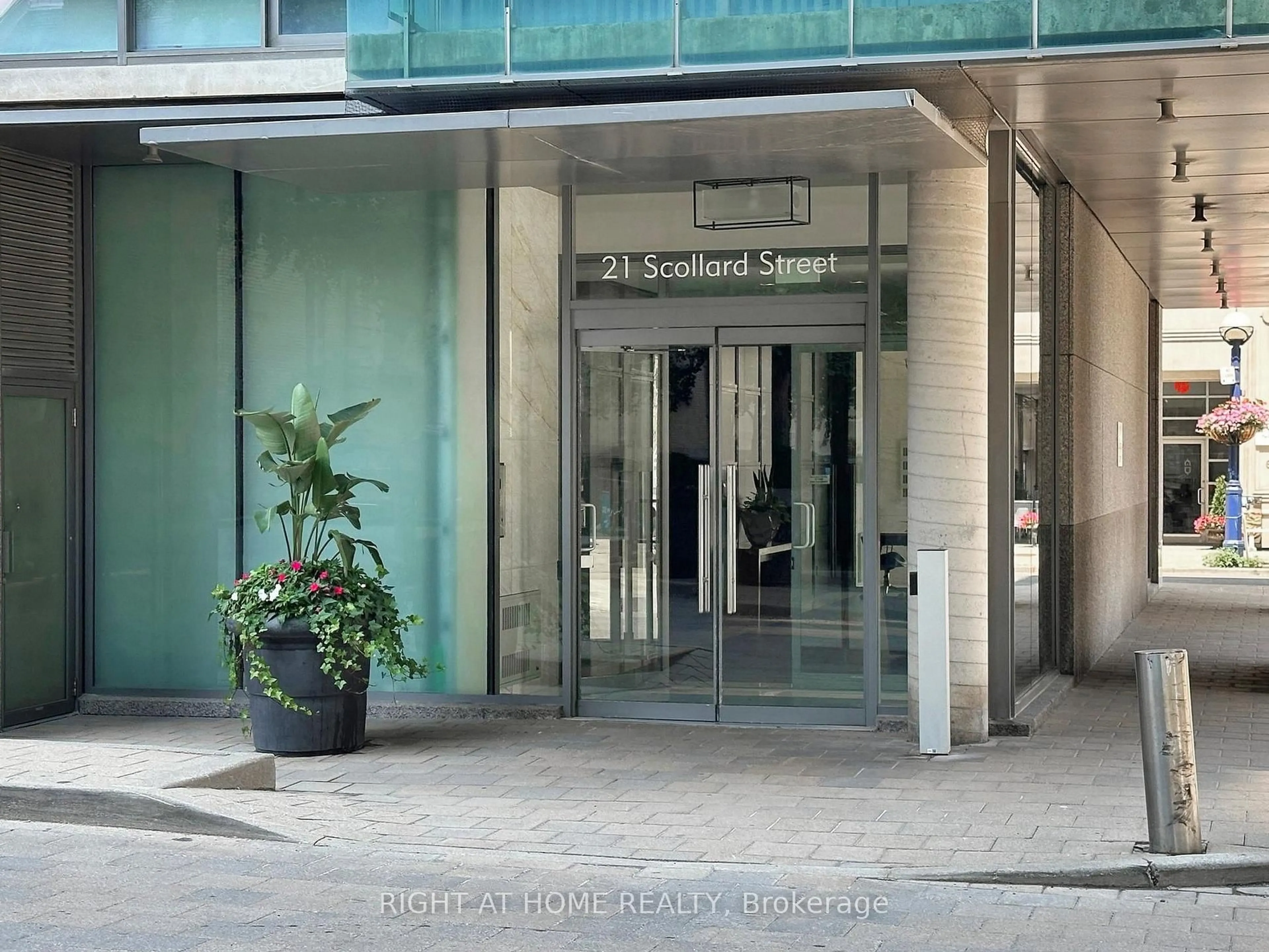 Indoor foyer for 21 Scollard St #207, Toronto Ontario M5R 1G1