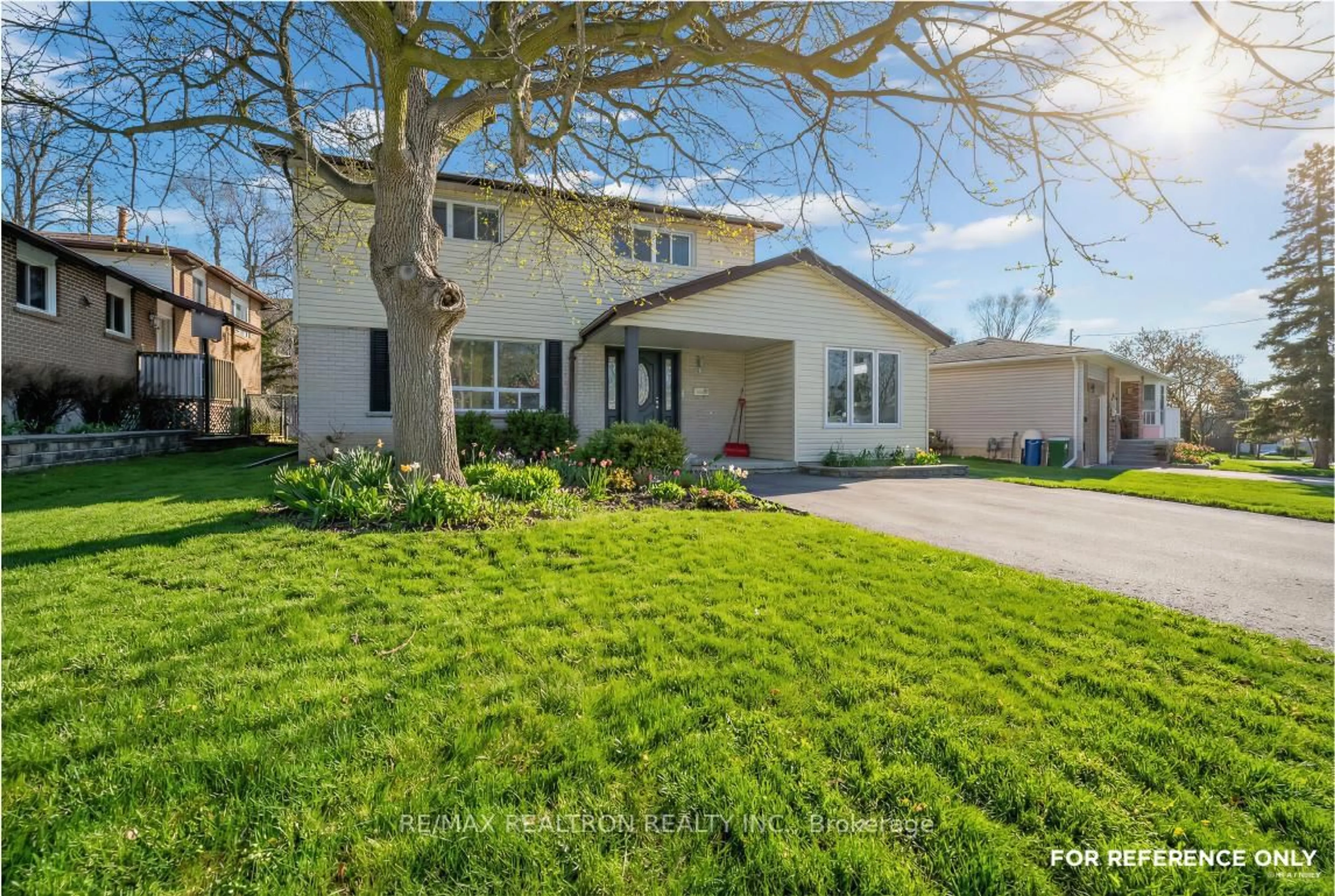 A pic from outside/outdoor area/front of a property/back of a property/a pic from drone, street for 151 Shaughnessy Blvd, Toronto Ontario M2J 1J7