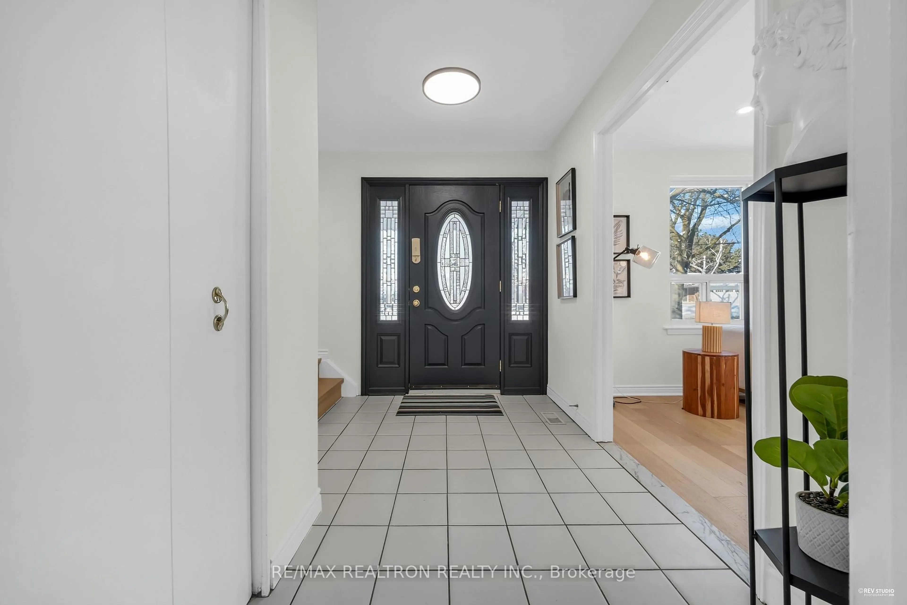 Indoor entryway for 151 Shaughnessy Blvd, Toronto Ontario M2J 1J7