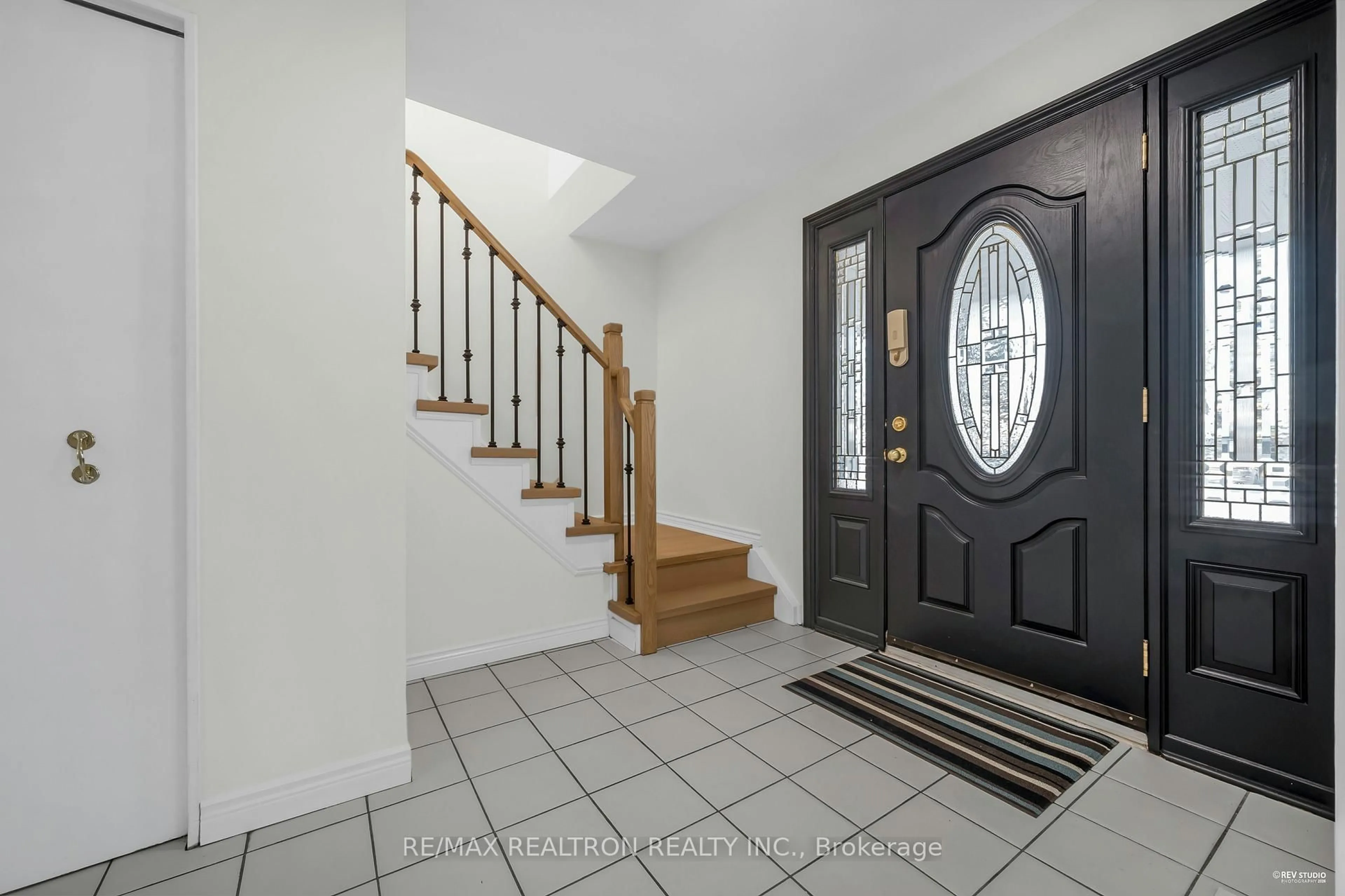 Indoor entryway for 151 Shaughnessy Blvd, Toronto Ontario M2J 1J7