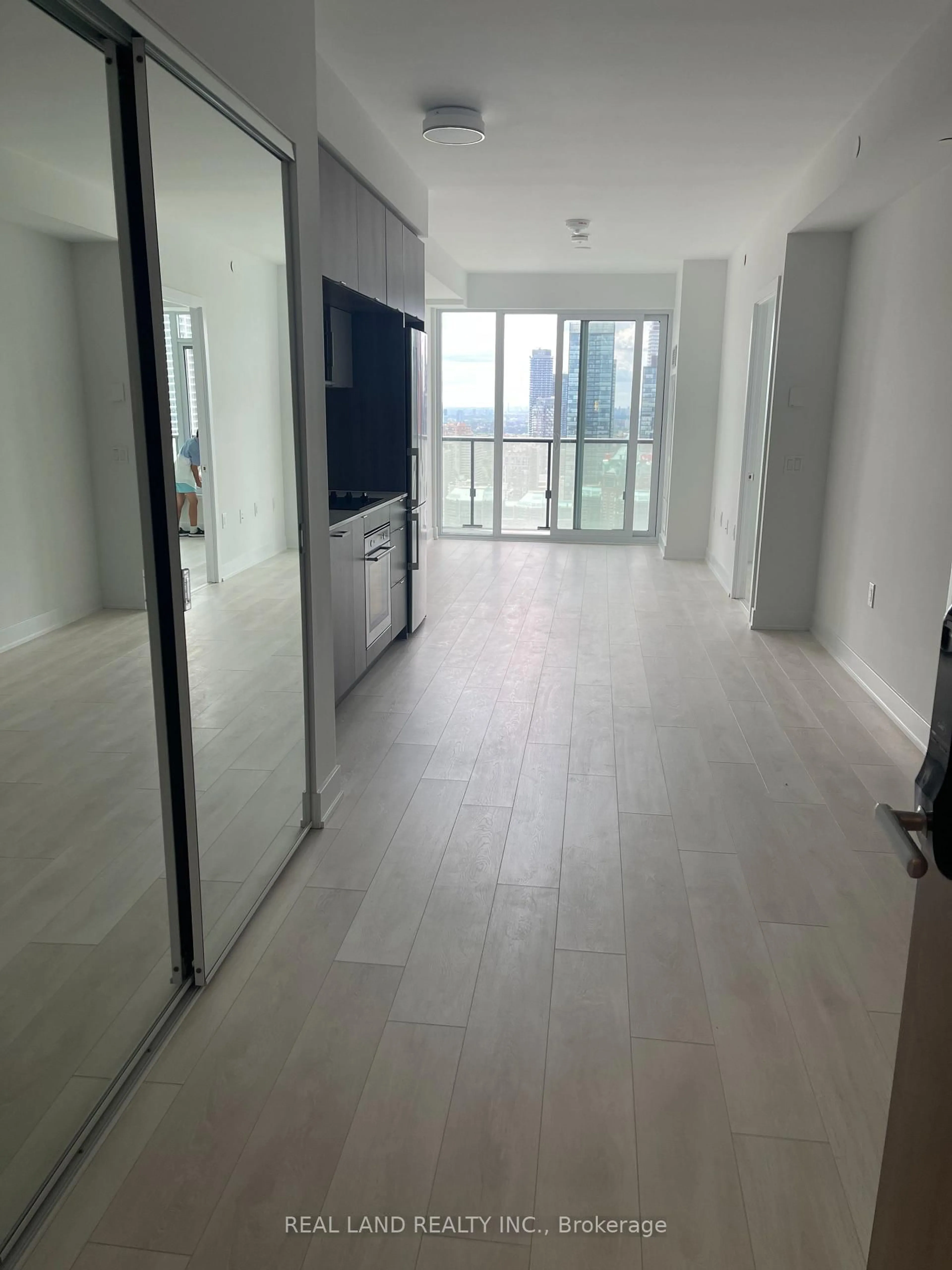 A pic of a room for 575 Bloor St #3510, Toronto Ontario M4W 0B2