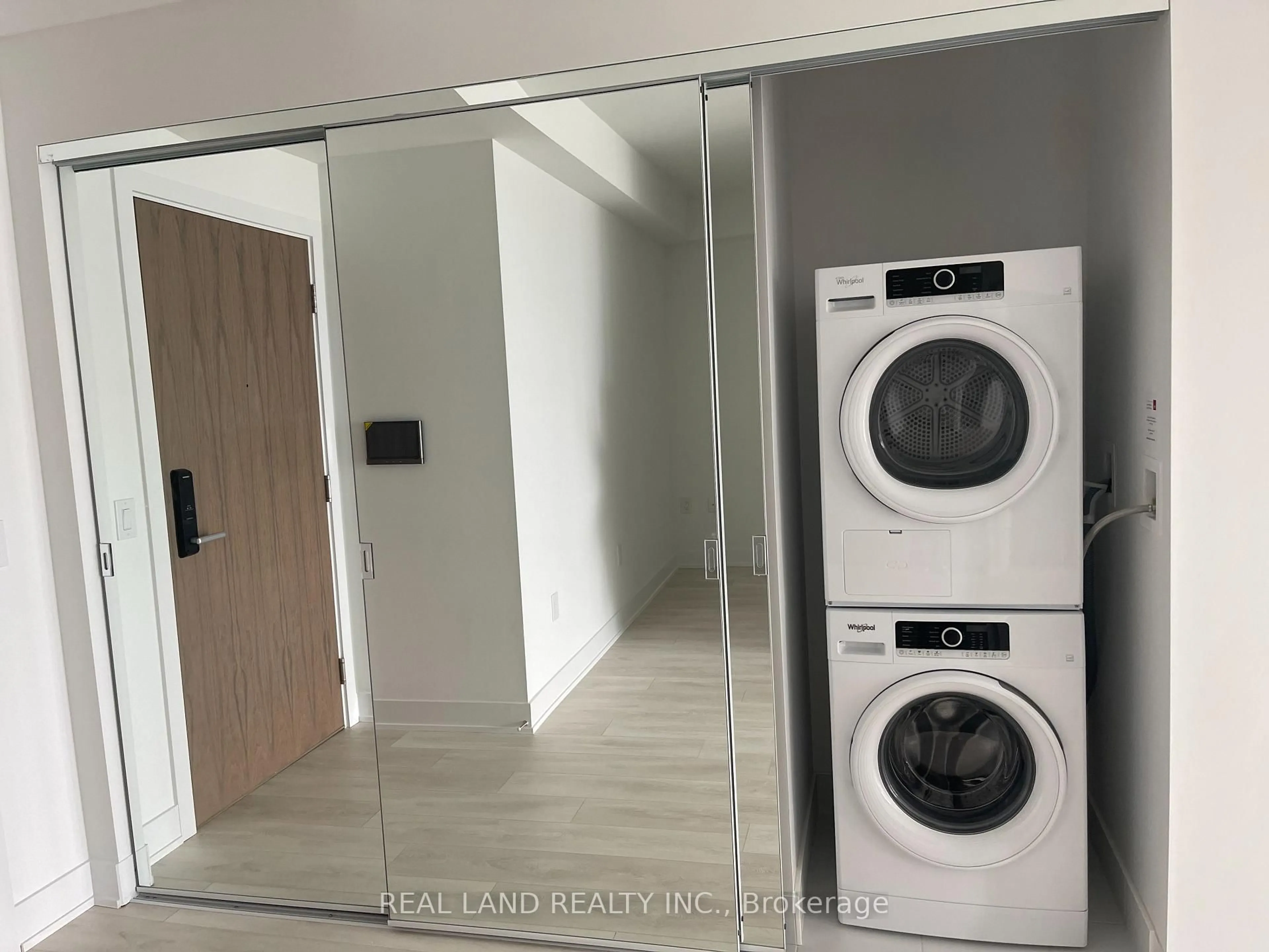 Laundry room for 575 Bloor St #3510, Toronto Ontario M4W 0B2