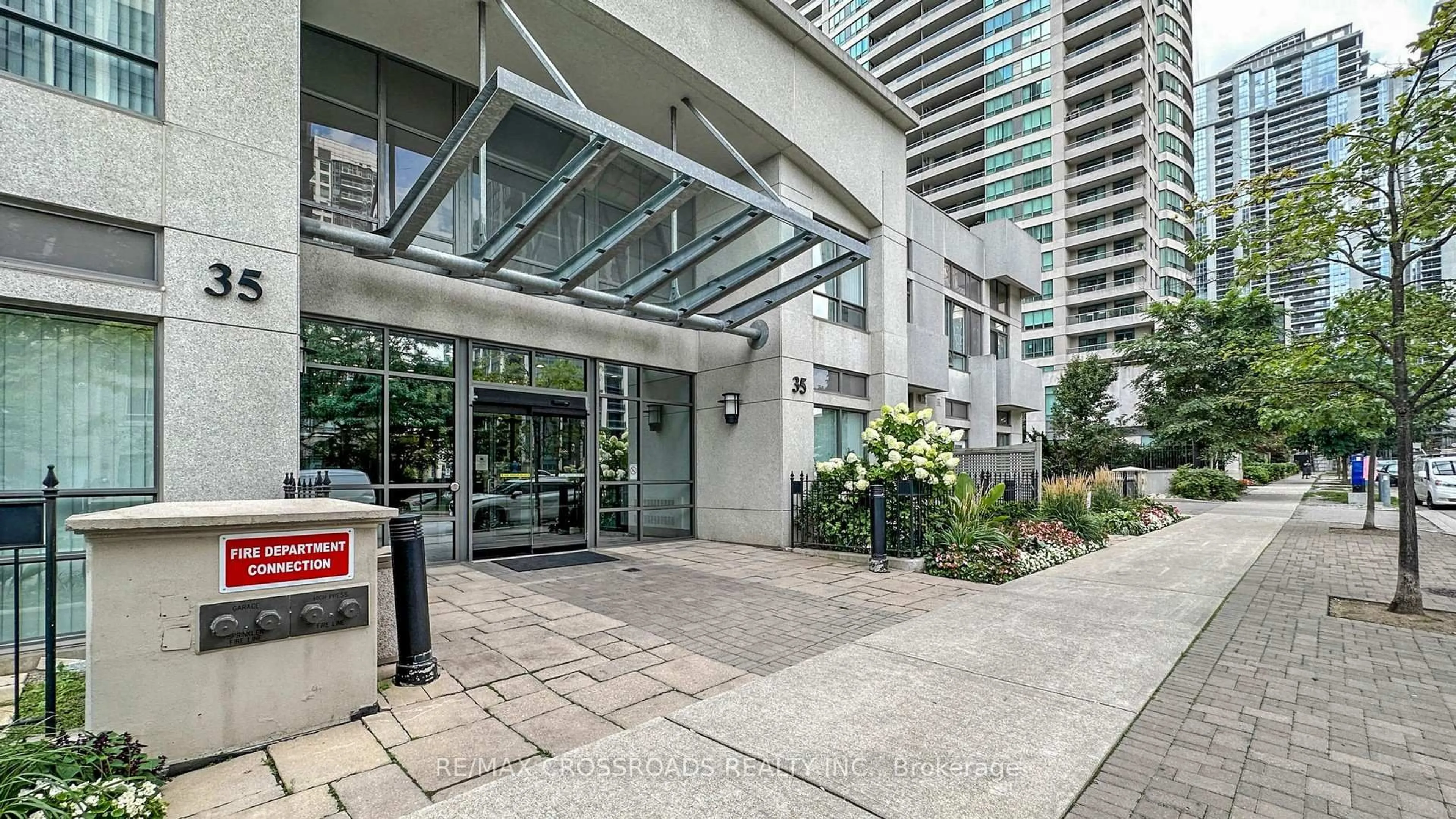 Indoor foyer for 35 Hollywood Ave #702, Toronto Ontario M2N 0A9