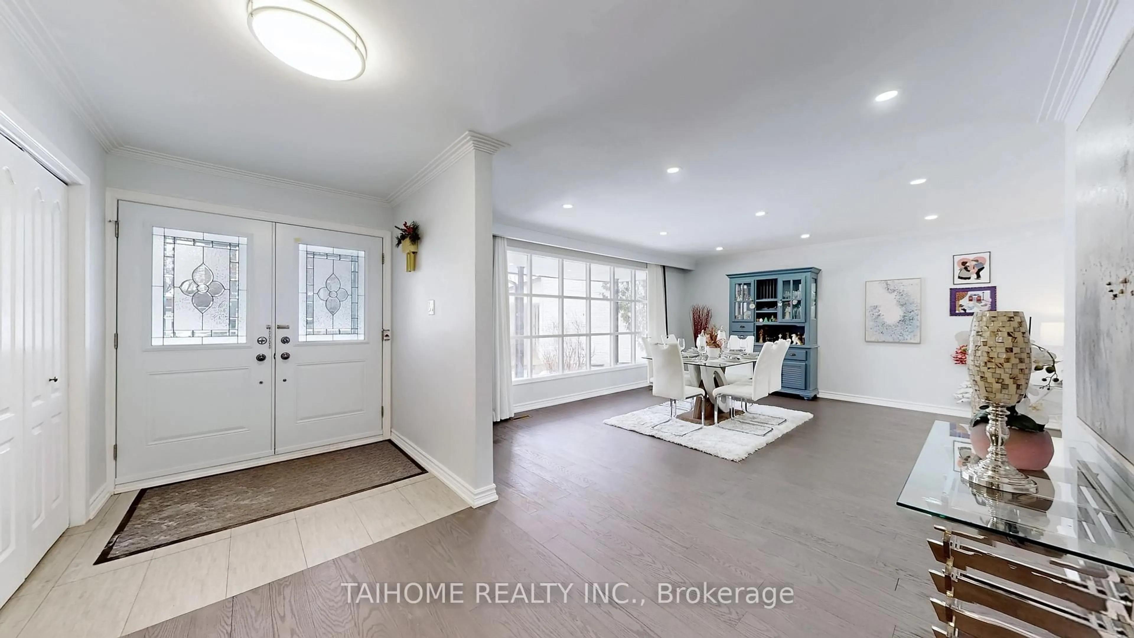 Indoor entryway for 10 Centurion Crt, Toronto Ontario M2K 2N4