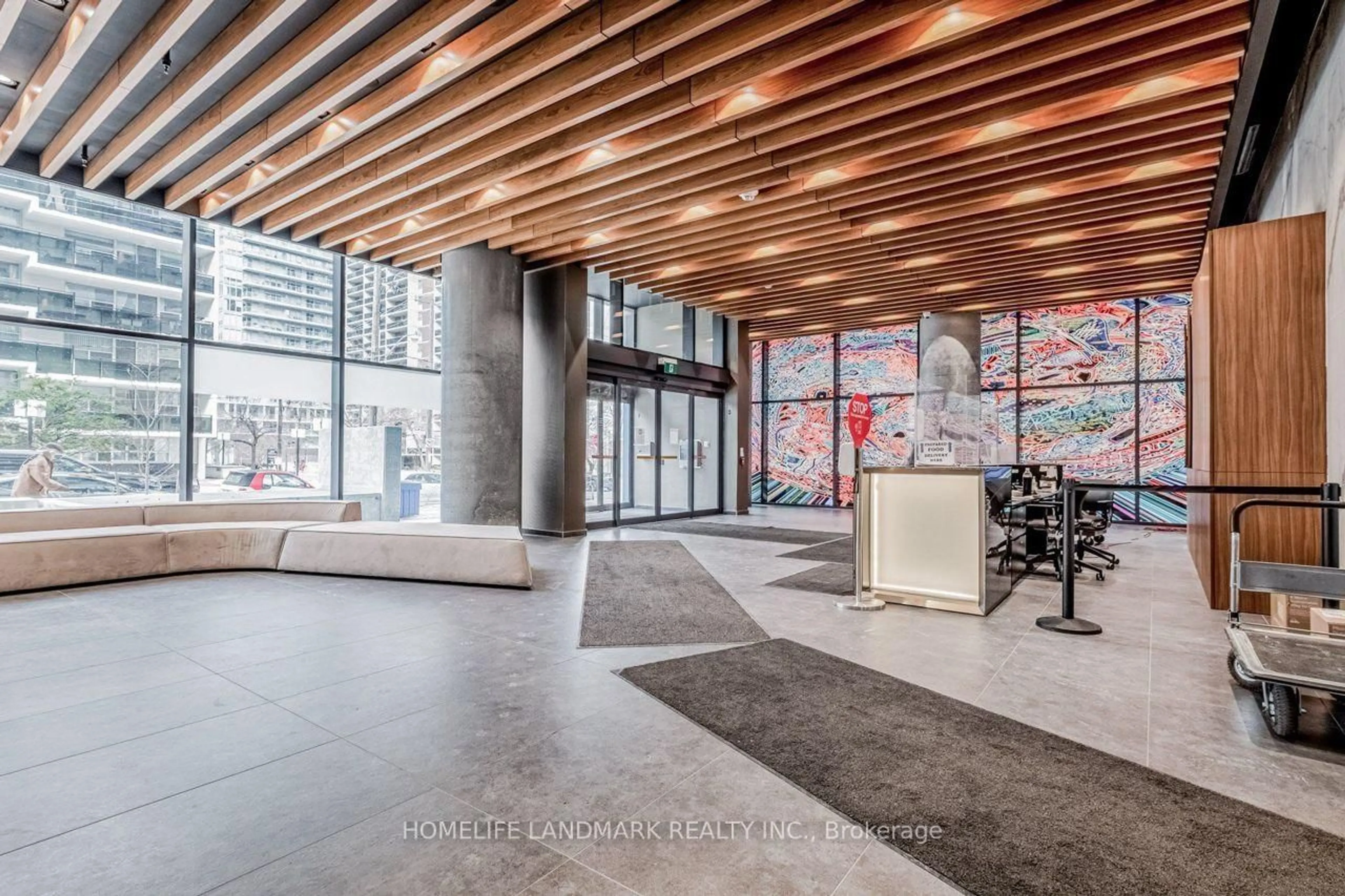 Indoor foyer for 161 Roehampton Ave #507, Toronto Ontario M4P 1P9