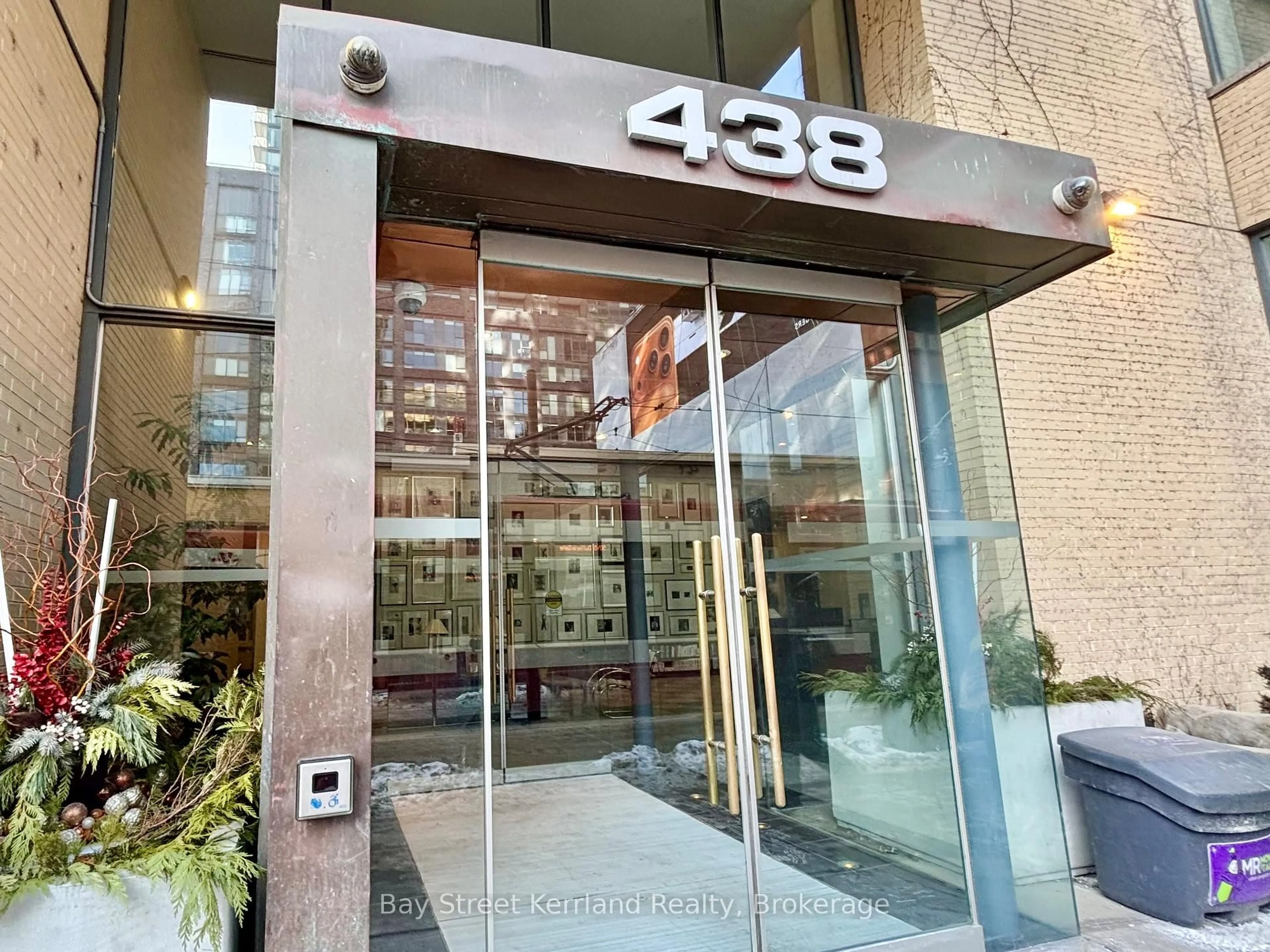 Indoor foyer for 438 King St #1905, Toronto Ontario M5V 3T9