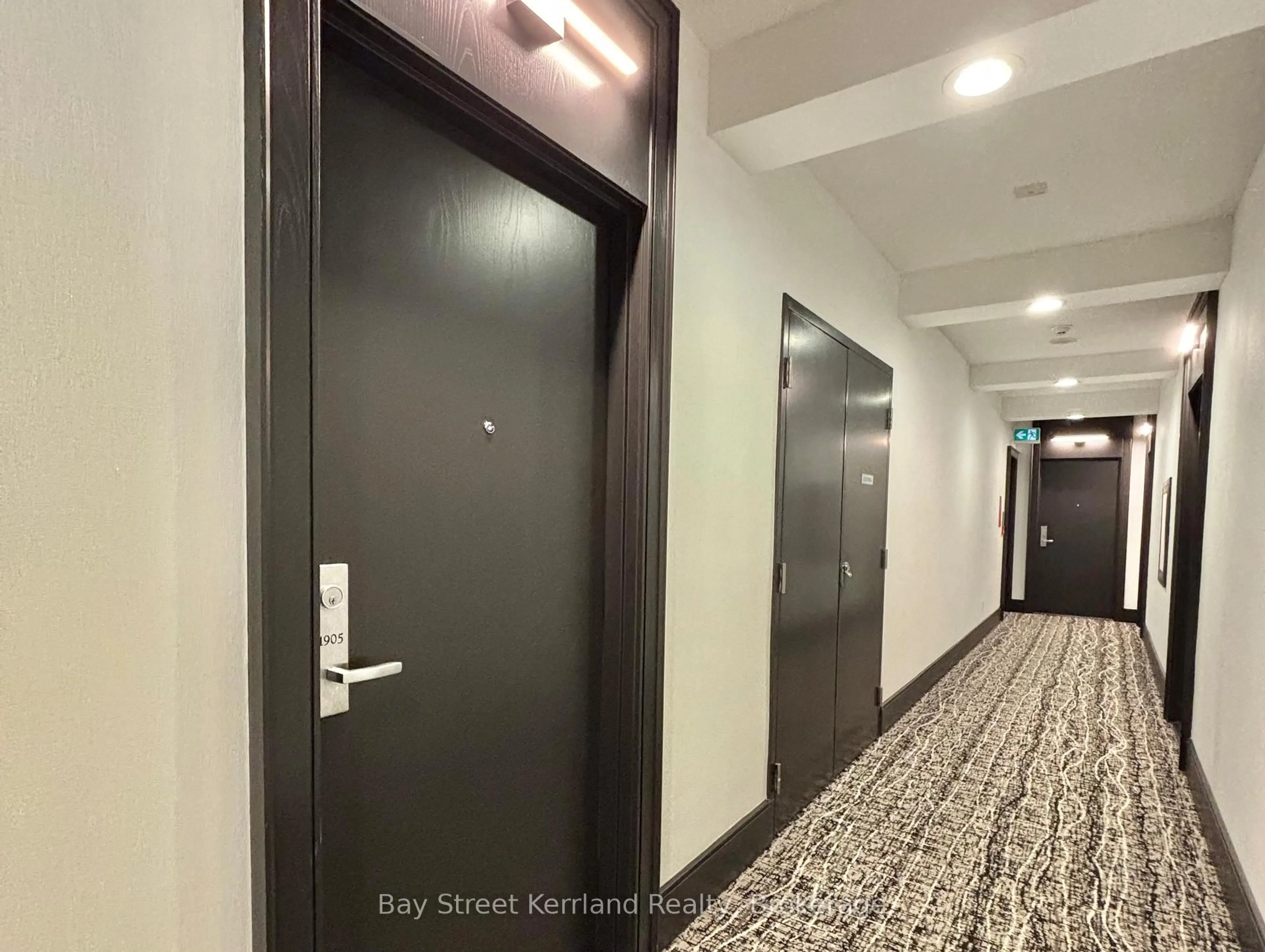 Indoor foyer for 438 King St #1905, Toronto Ontario M5V 3T9