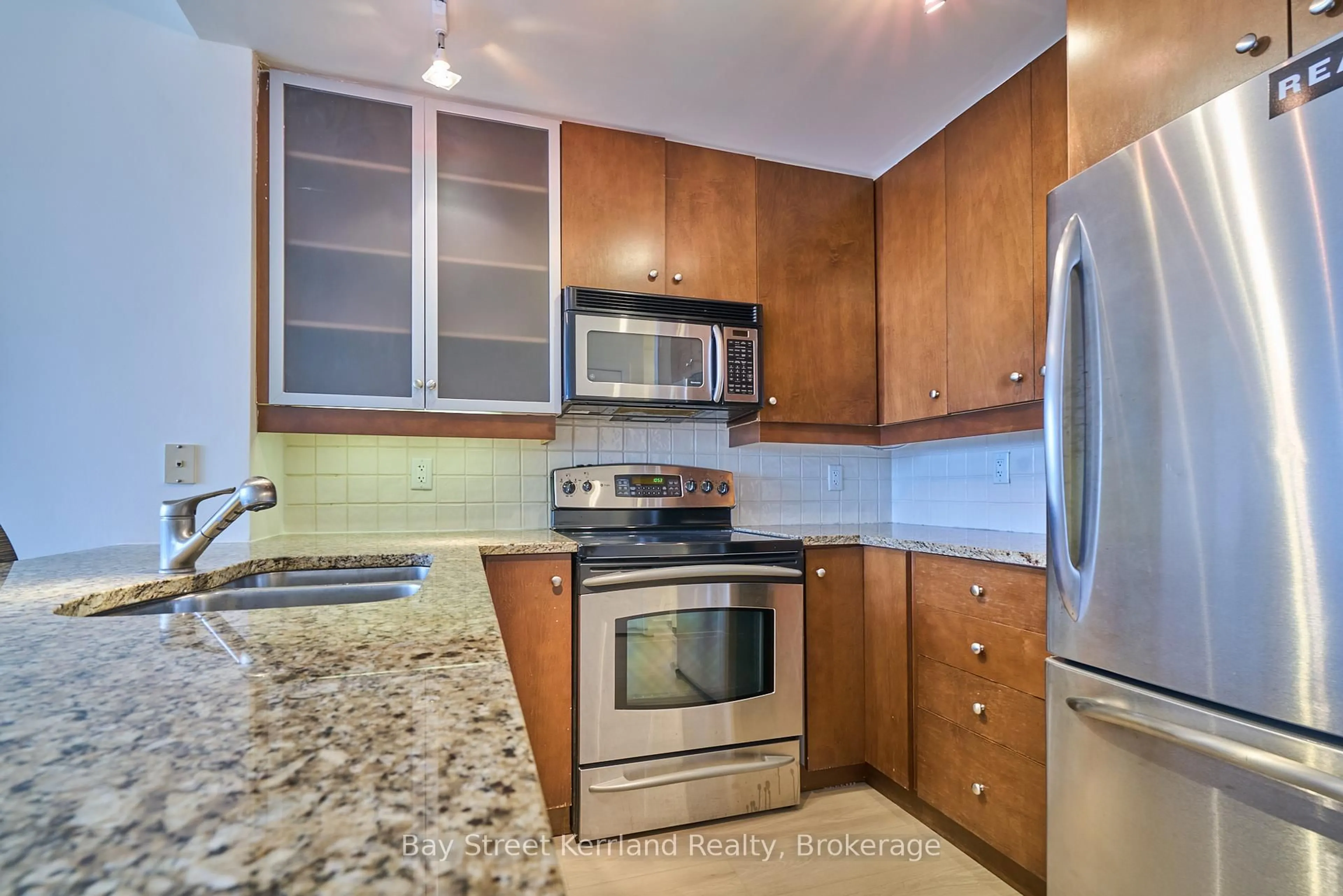 Standard kitchen, ceramic/tile floor for 438 King St #1905, Toronto Ontario M5V 3T9