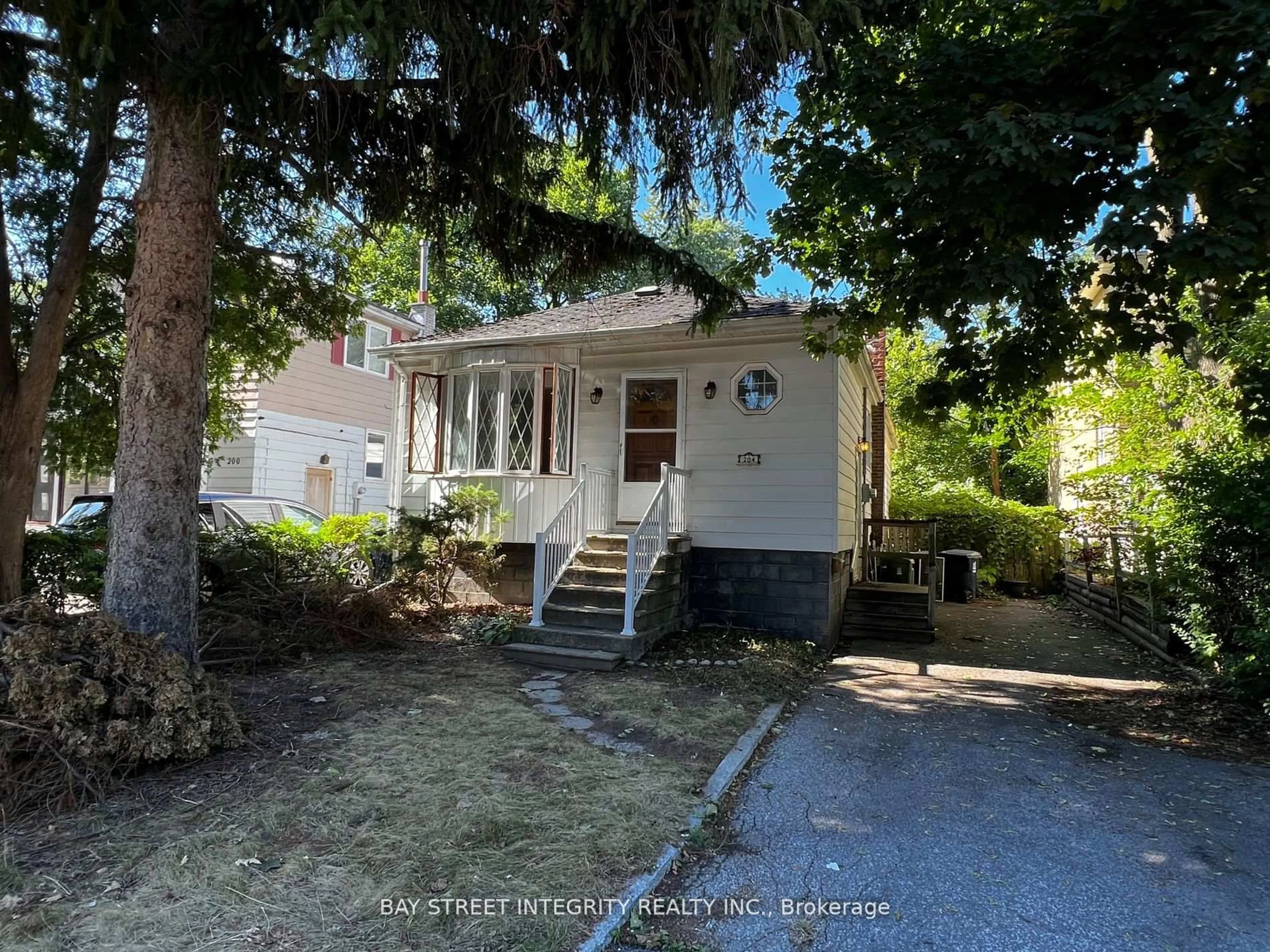 A pic from outside/outdoor area/front of a property/back of a property/a pic from drone, street for 204 Greenfield Ave, Toronto Ontario M2N 3E3