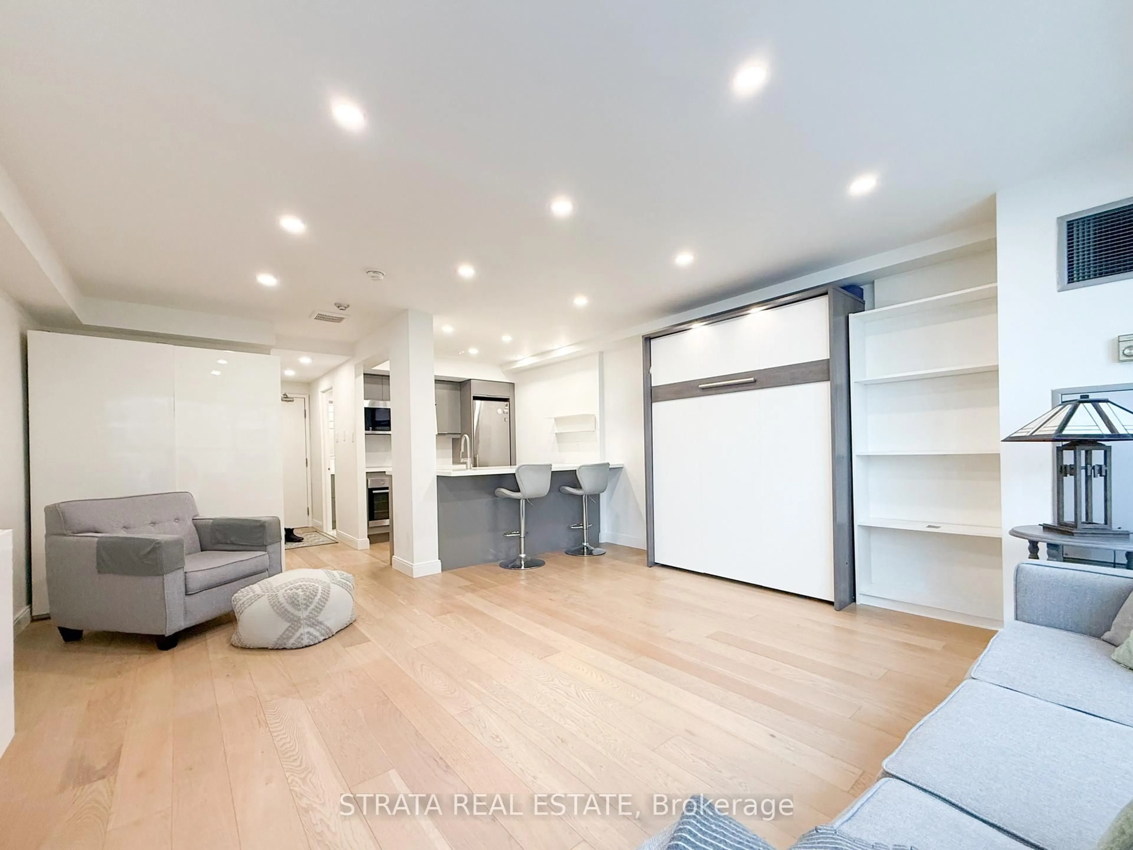 Unknown for 77 Harbour Sq #2205, Toronto Ontario M5J 2H2