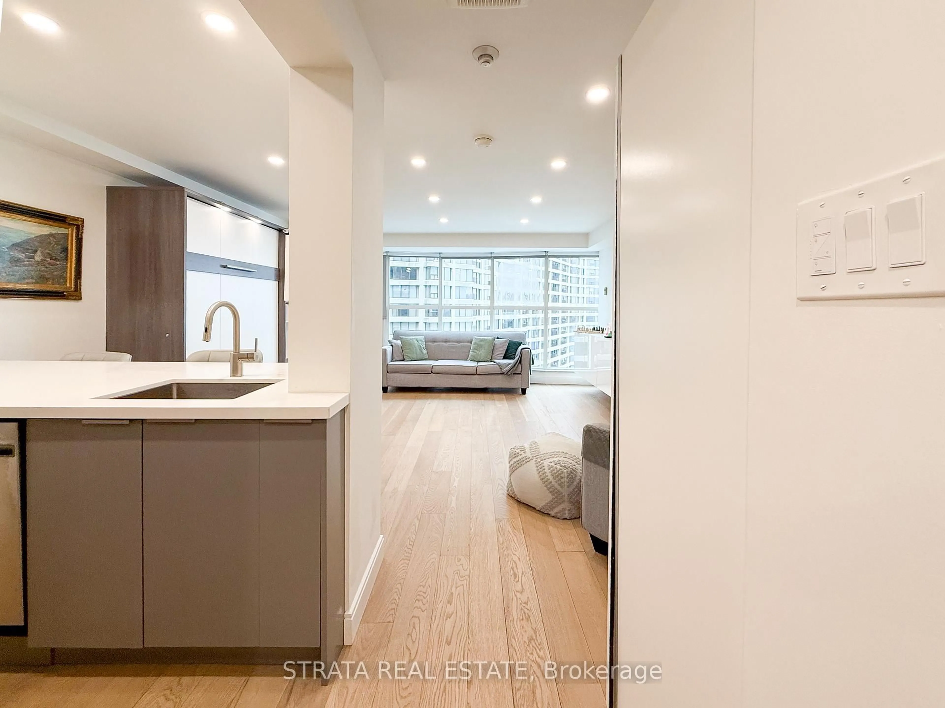 Open concept kitchen, unknown for 77 Harbour Sq #2205, Toronto Ontario M5J 2H2
