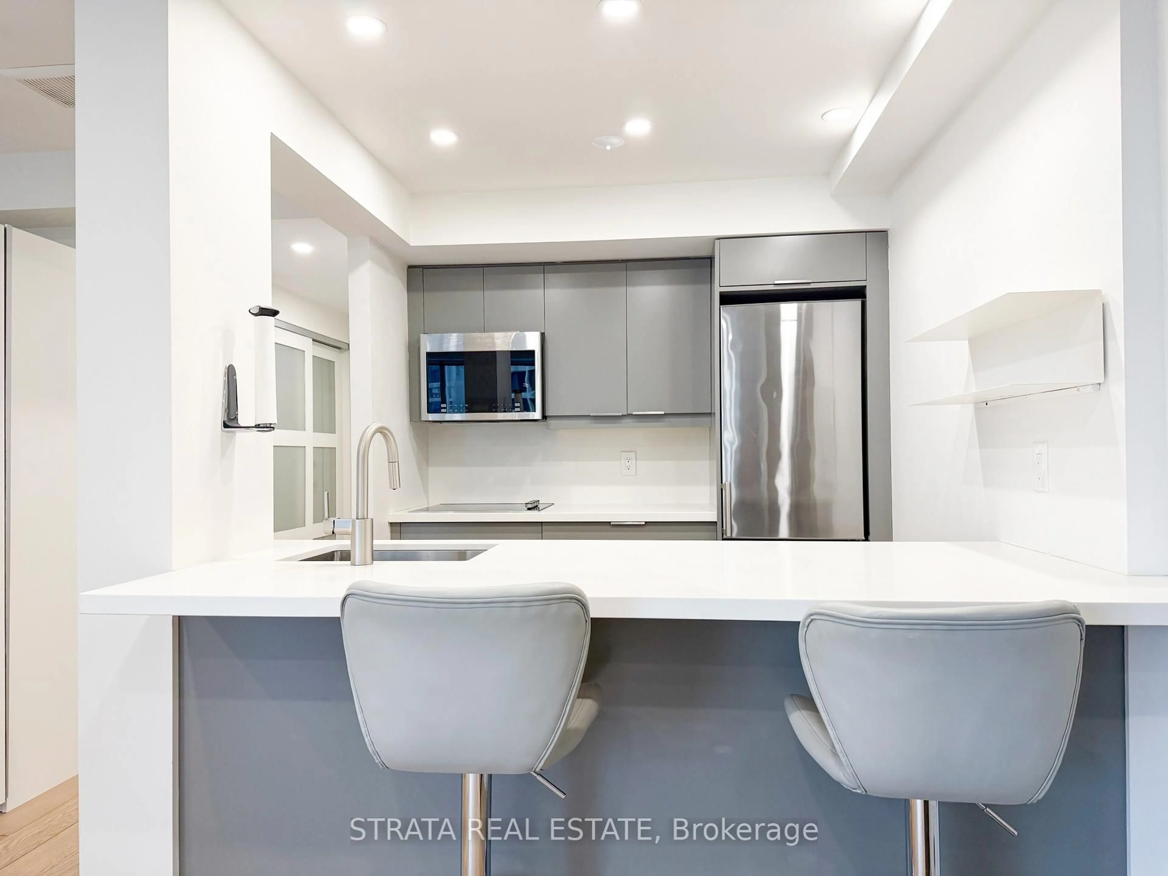 Open concept kitchen, ceramic/tile floor for 77 Harbour Sq #2205, Toronto Ontario M5J 2H2
