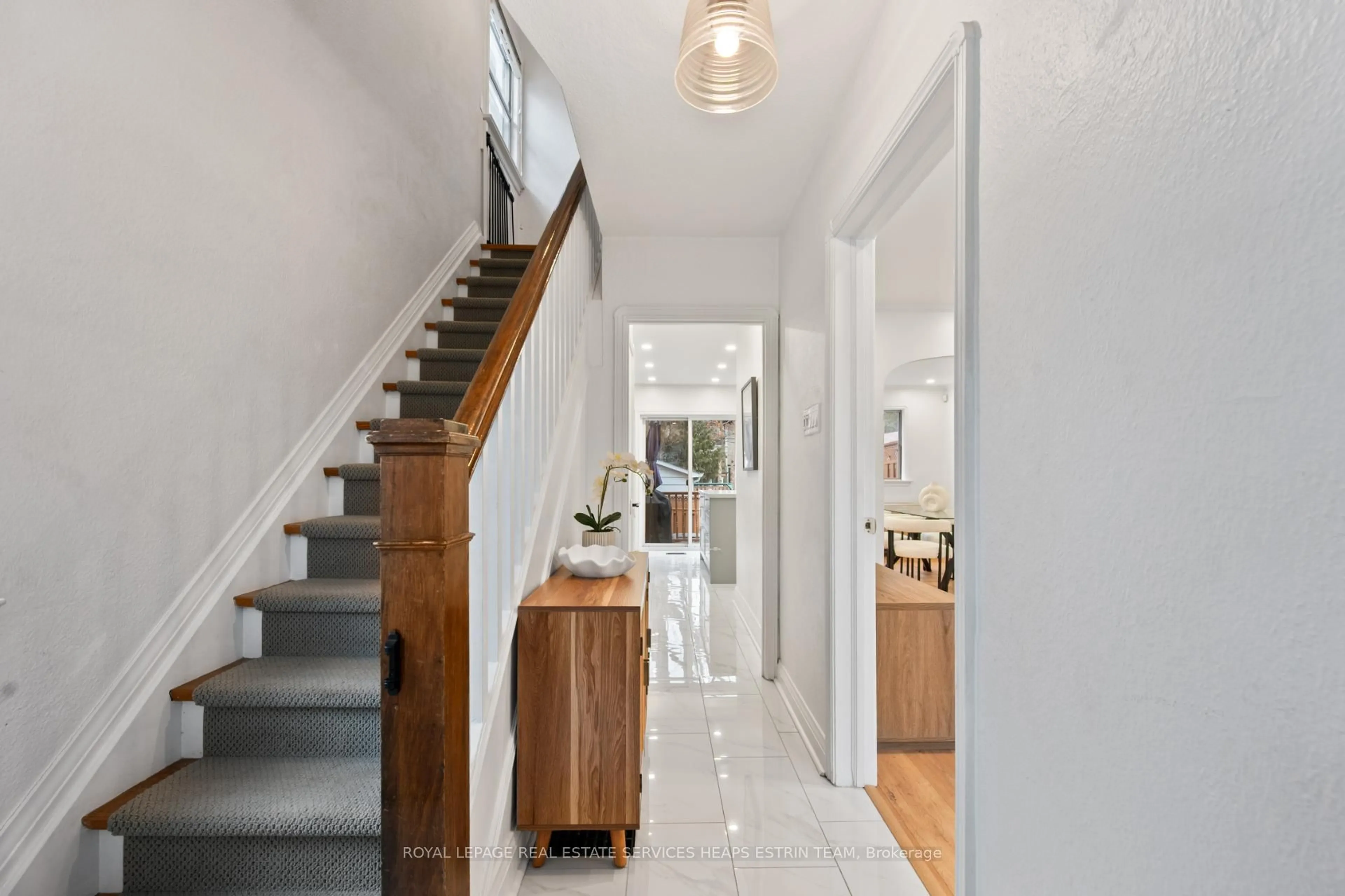 Indoor entryway for 54 Thursfield Cres, Toronto Ontario M4G 2N5