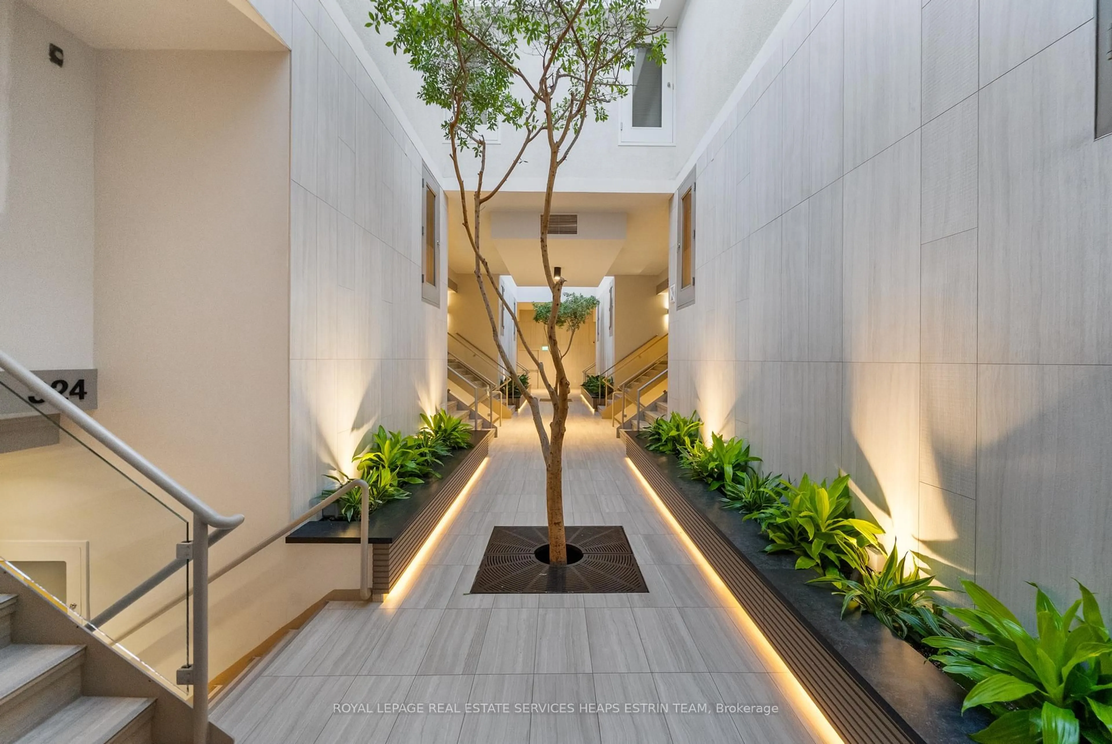 Indoor foyer for 40 Oaklands Ave #337, Toronto Ontario M4V 2Z3