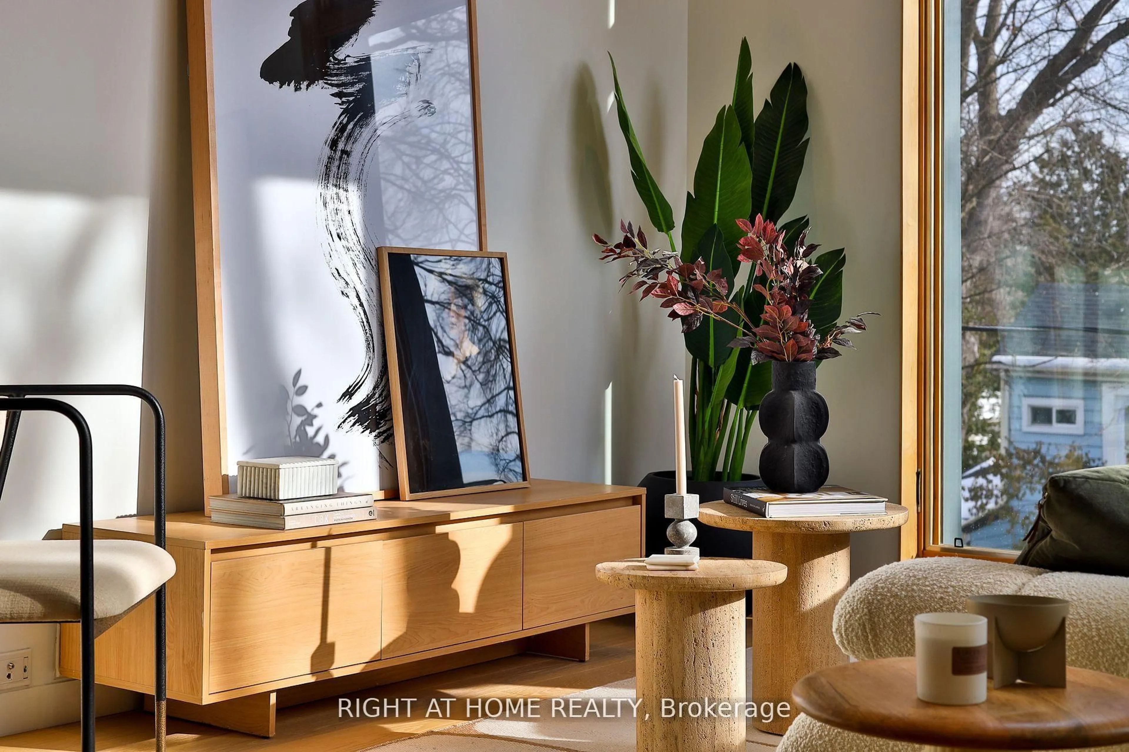 Indoor entryway for 225 Brunswick Ave #PH 2, Toronto Ontario M5S 2M6