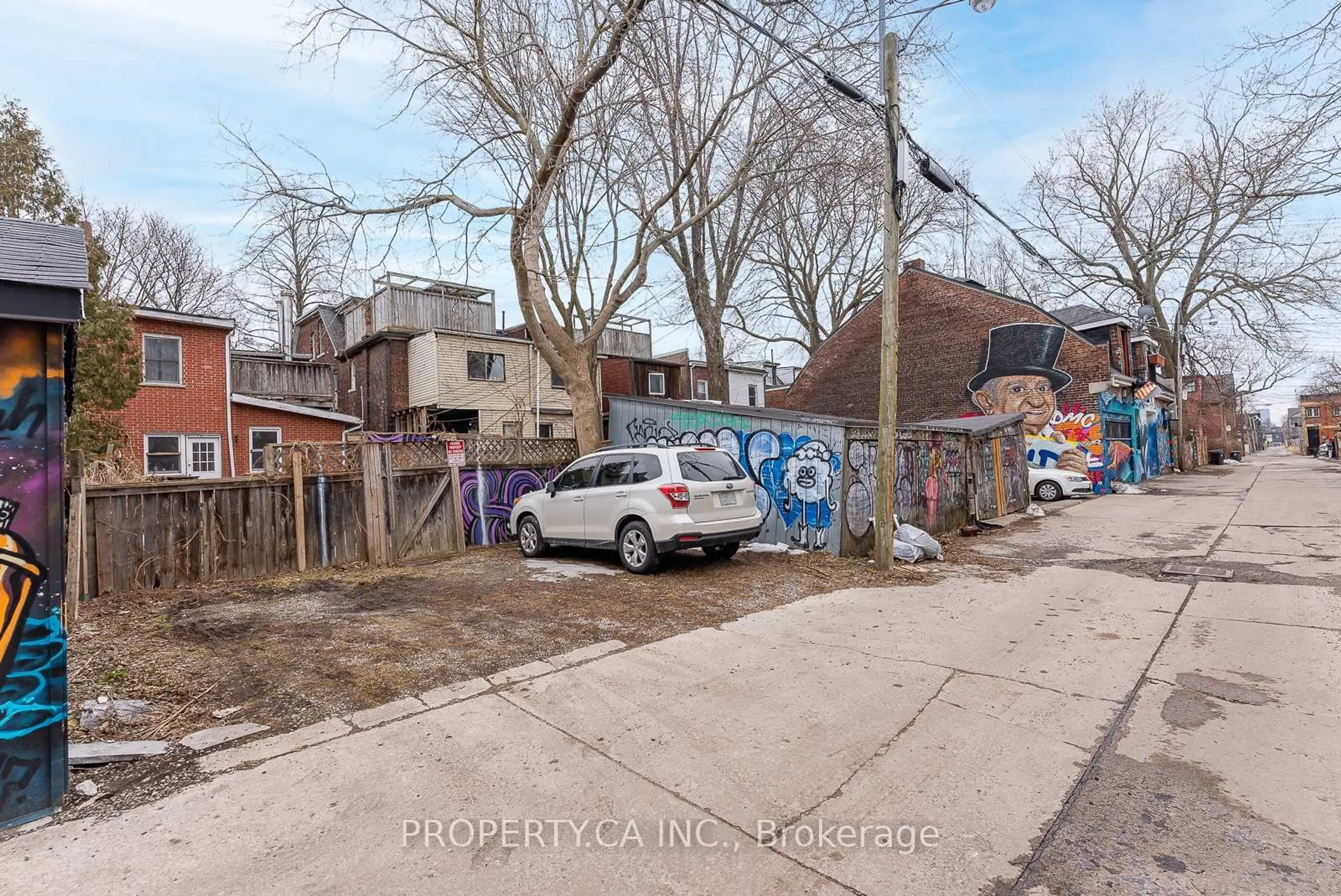 A pic from outside/outdoor area/front of a property/back of a property/a pic from drone, street for 258 Brunswick Ave, Toronto Ontario M5S 2M7