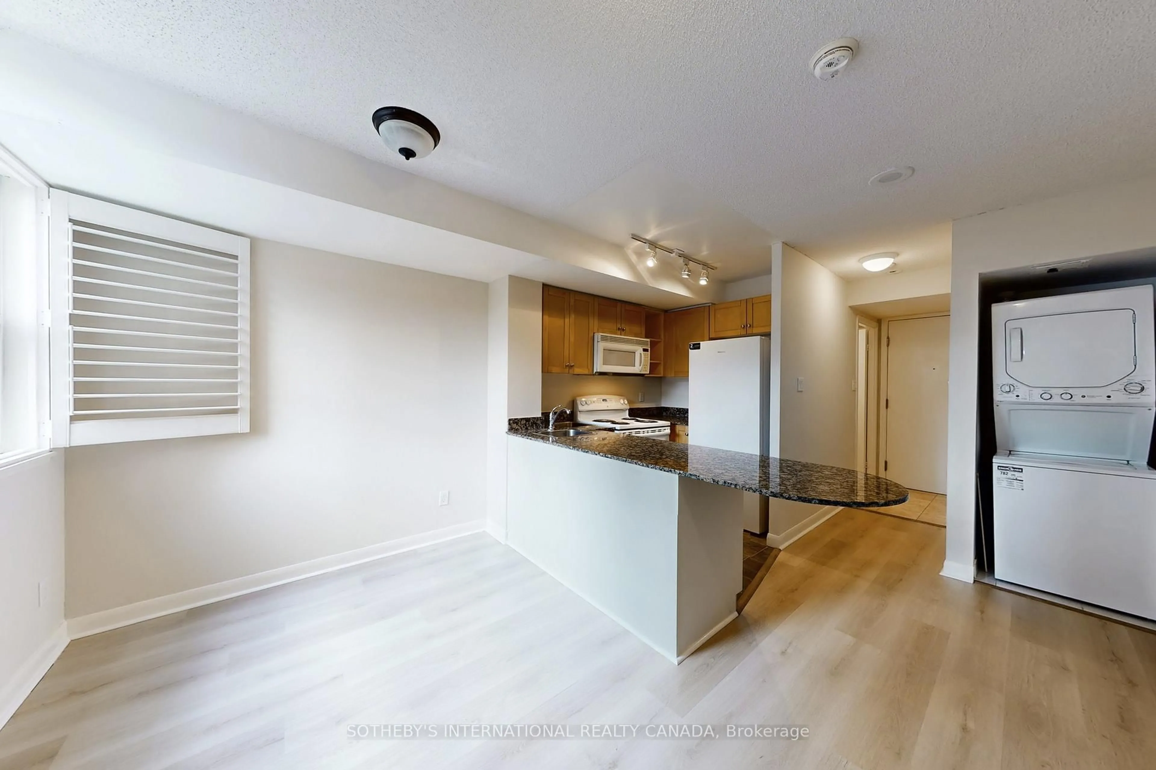 Open concept kitchen, wood/laminate floor for 323 Richmond St #220, Toronto Ontario M5A 4R3