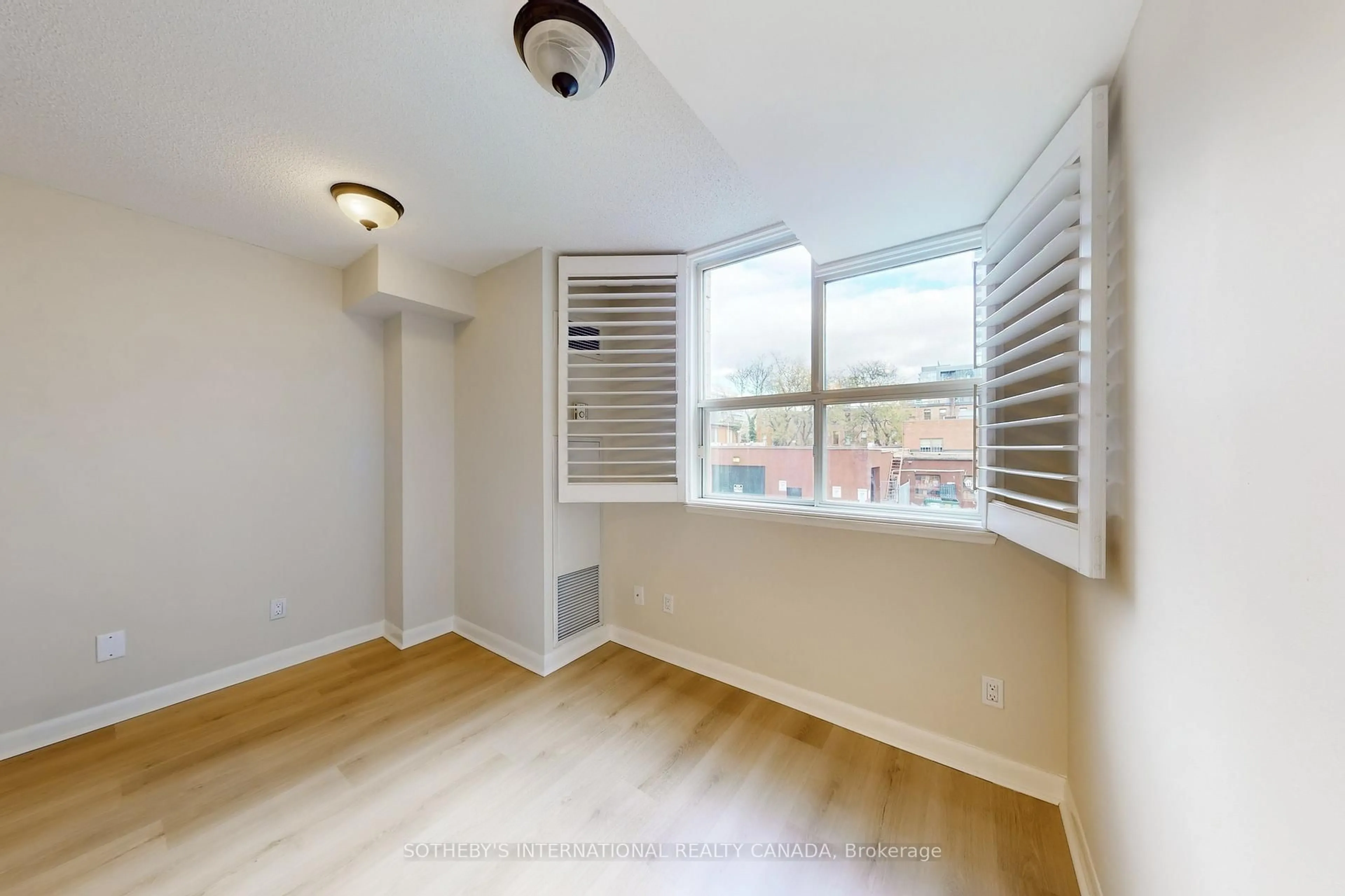A pic of a room for 323 Richmond St #220, Toronto Ontario M5A 4R3