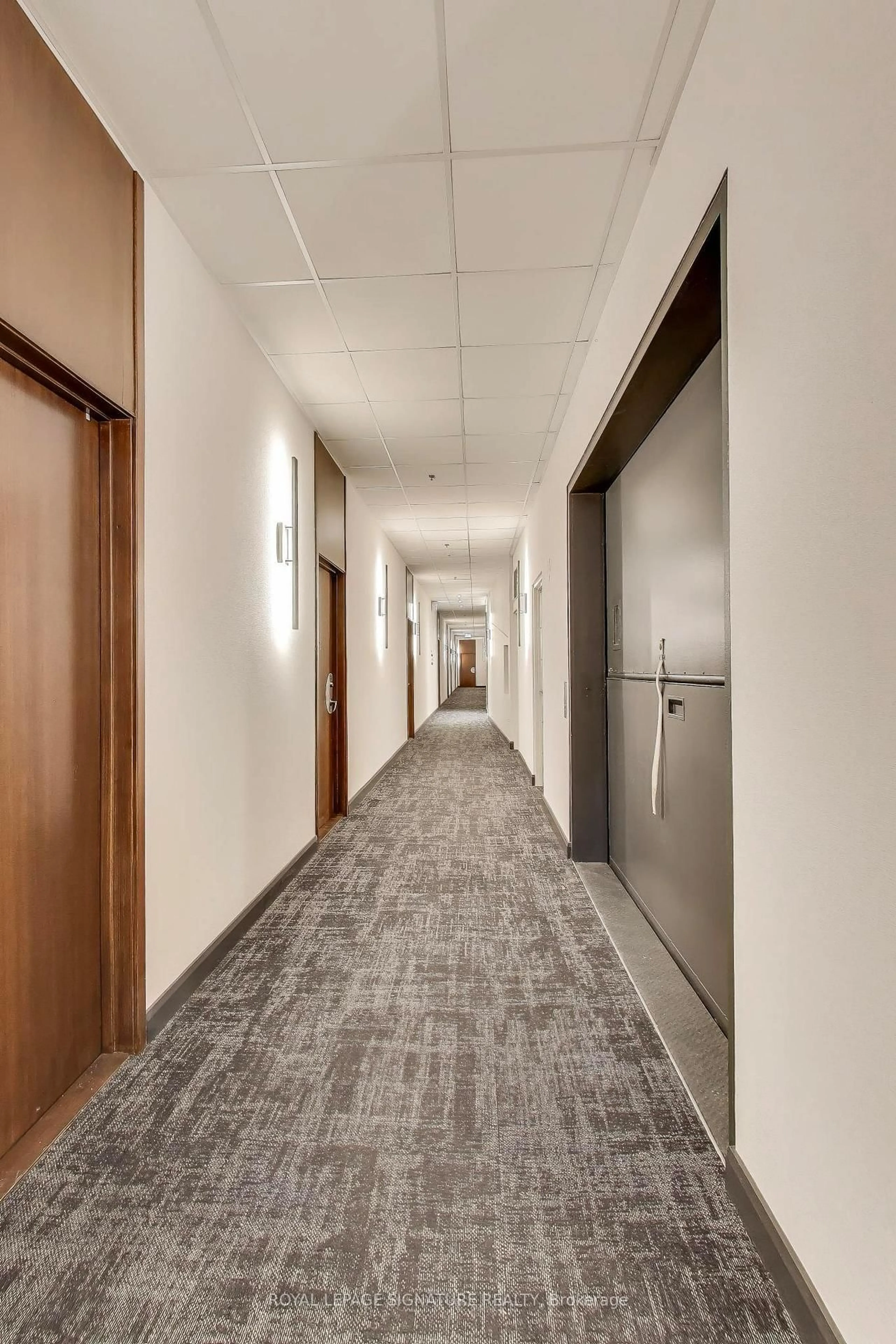 Indoor foyer for 700 King St #801, Toronto Ontario M5V 2Y6