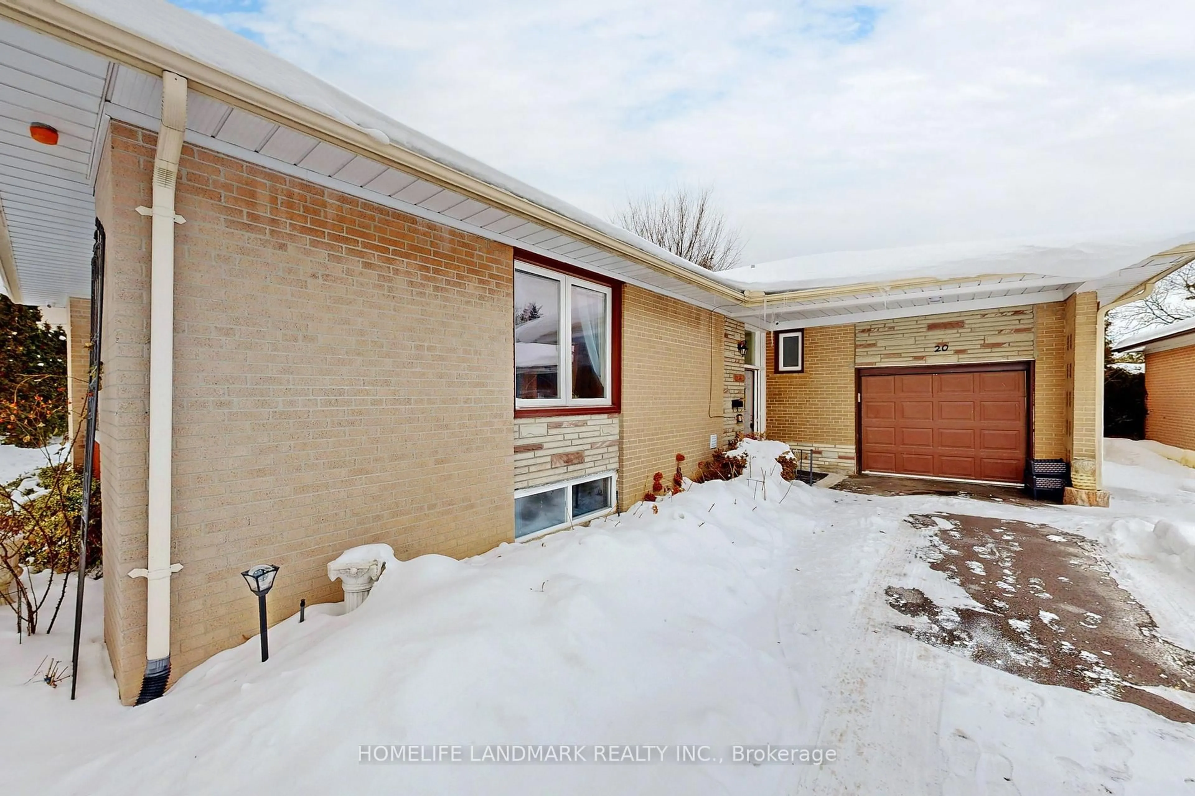 A pic from outside/outdoor area/front of a property/back of a property/a pic from drone, street for 20 Howard Dr, Toronto Ontario M2K 1K5