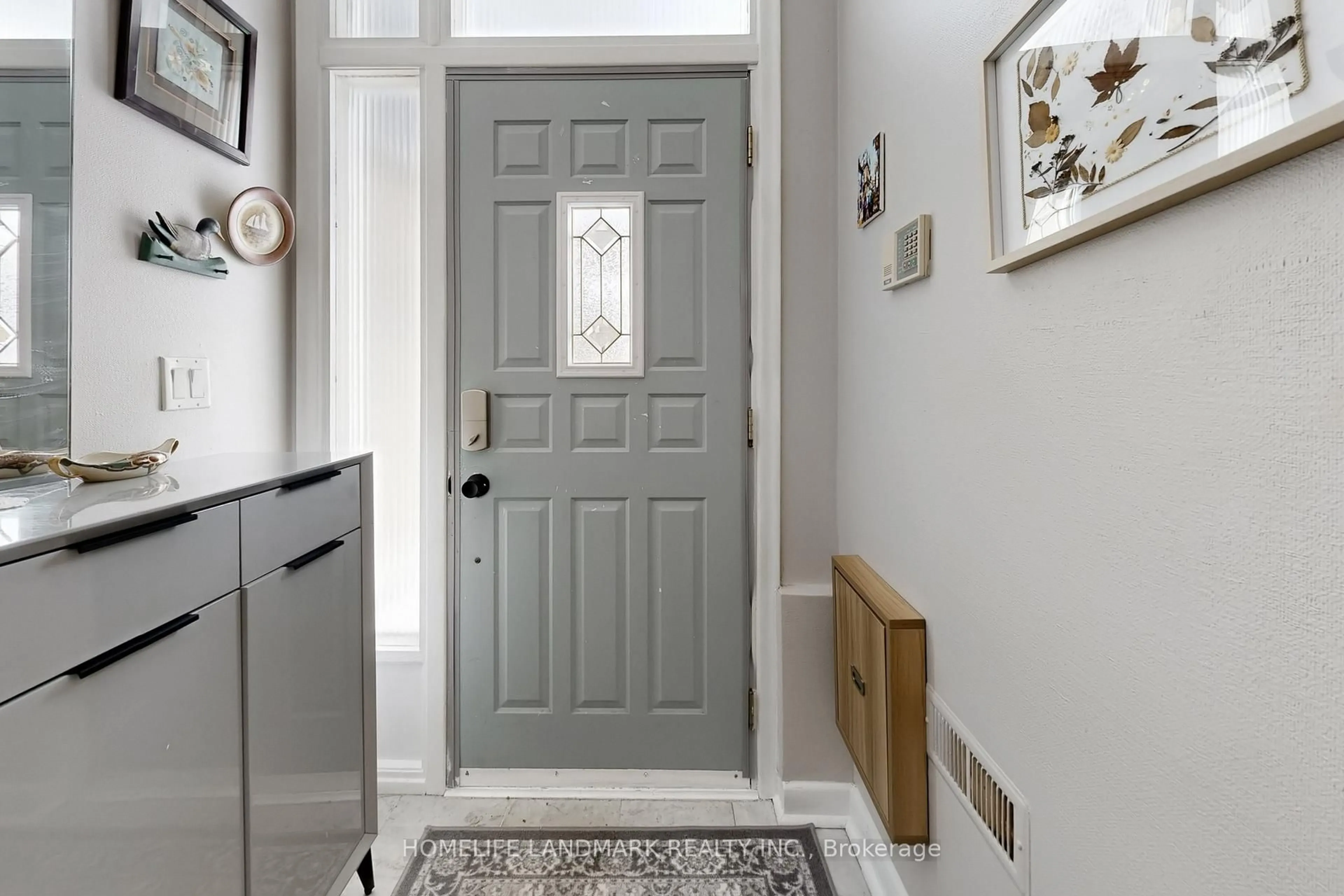 Indoor entryway for 20 Howard Dr, Toronto Ontario M2K 1K5