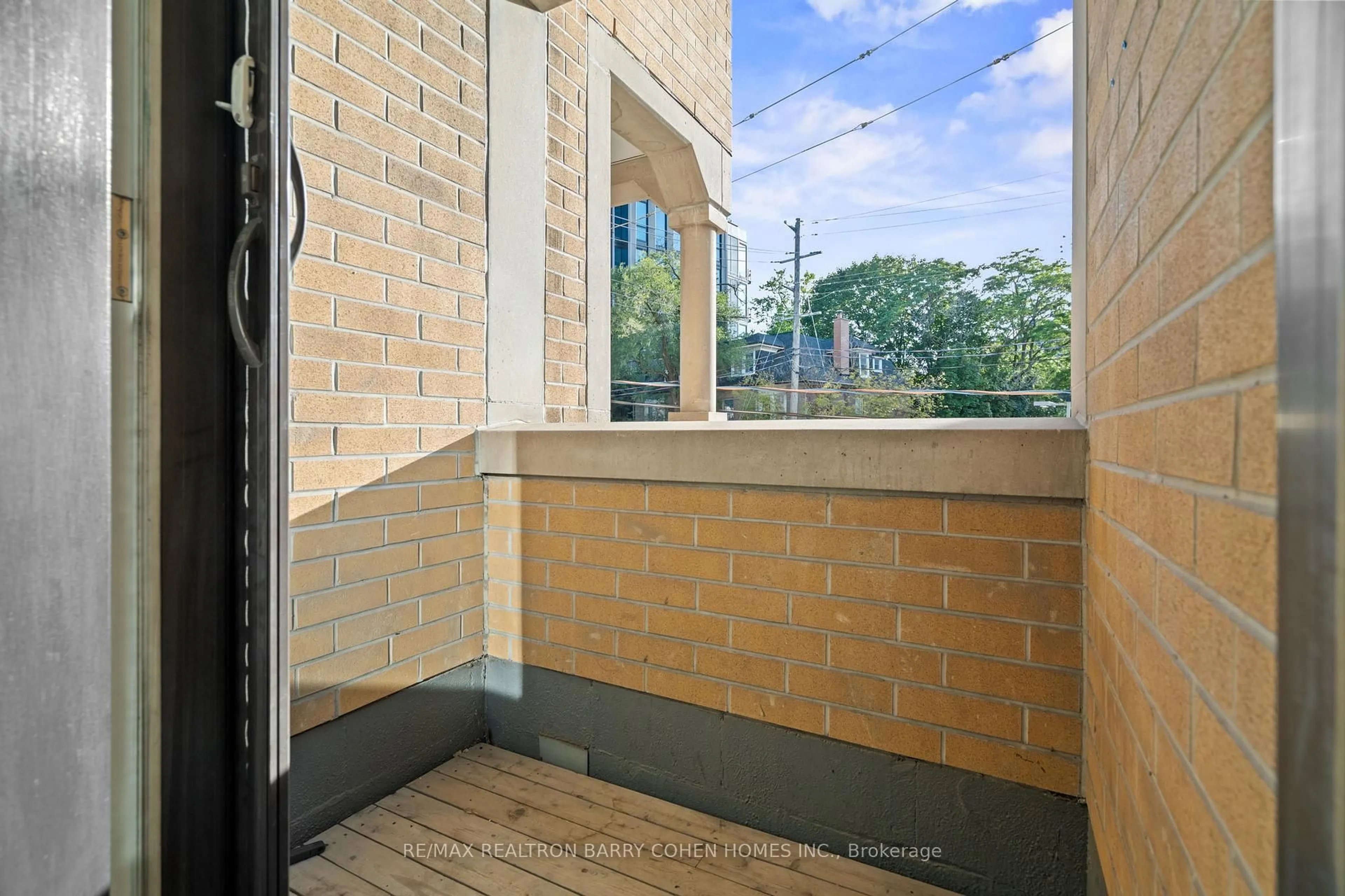 Patio, street for 336 Davenport Rd #201, Toronto Ontario M5R 1K6