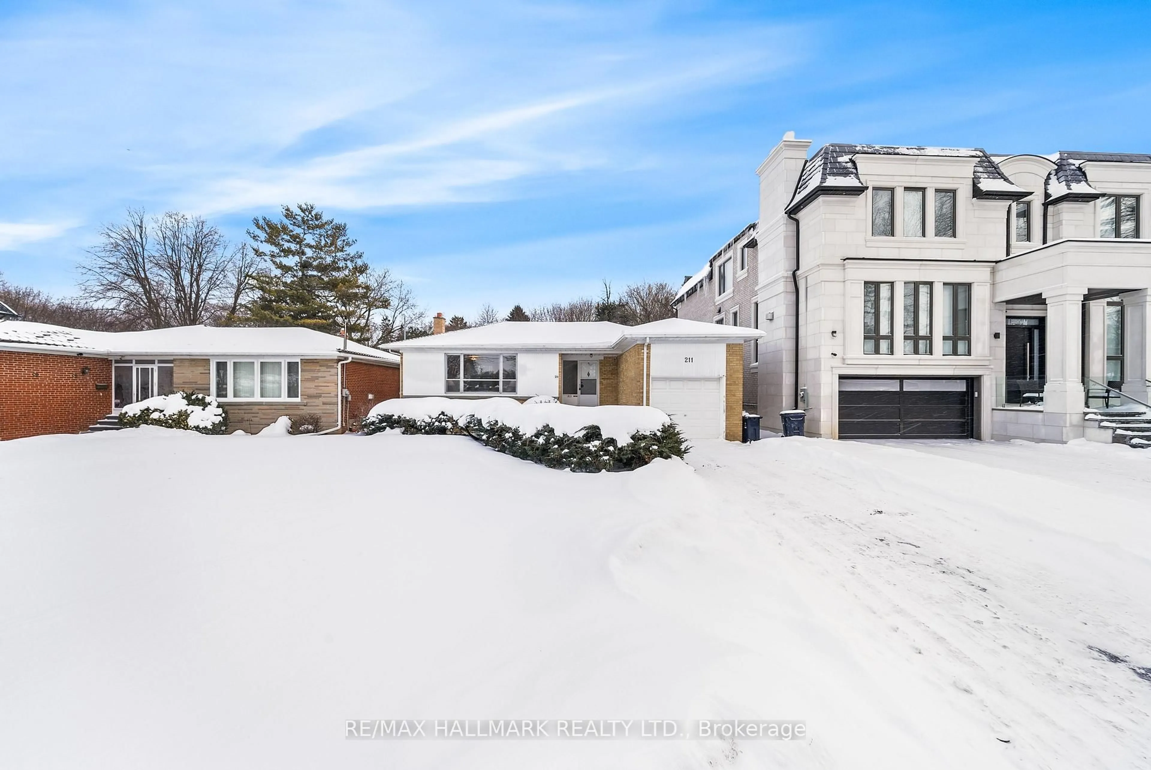 A pic from outside/outdoor area/front of a property/back of a property/a pic from drone, street for 211 Newton Dr, Toronto Ontario M2M 2P2