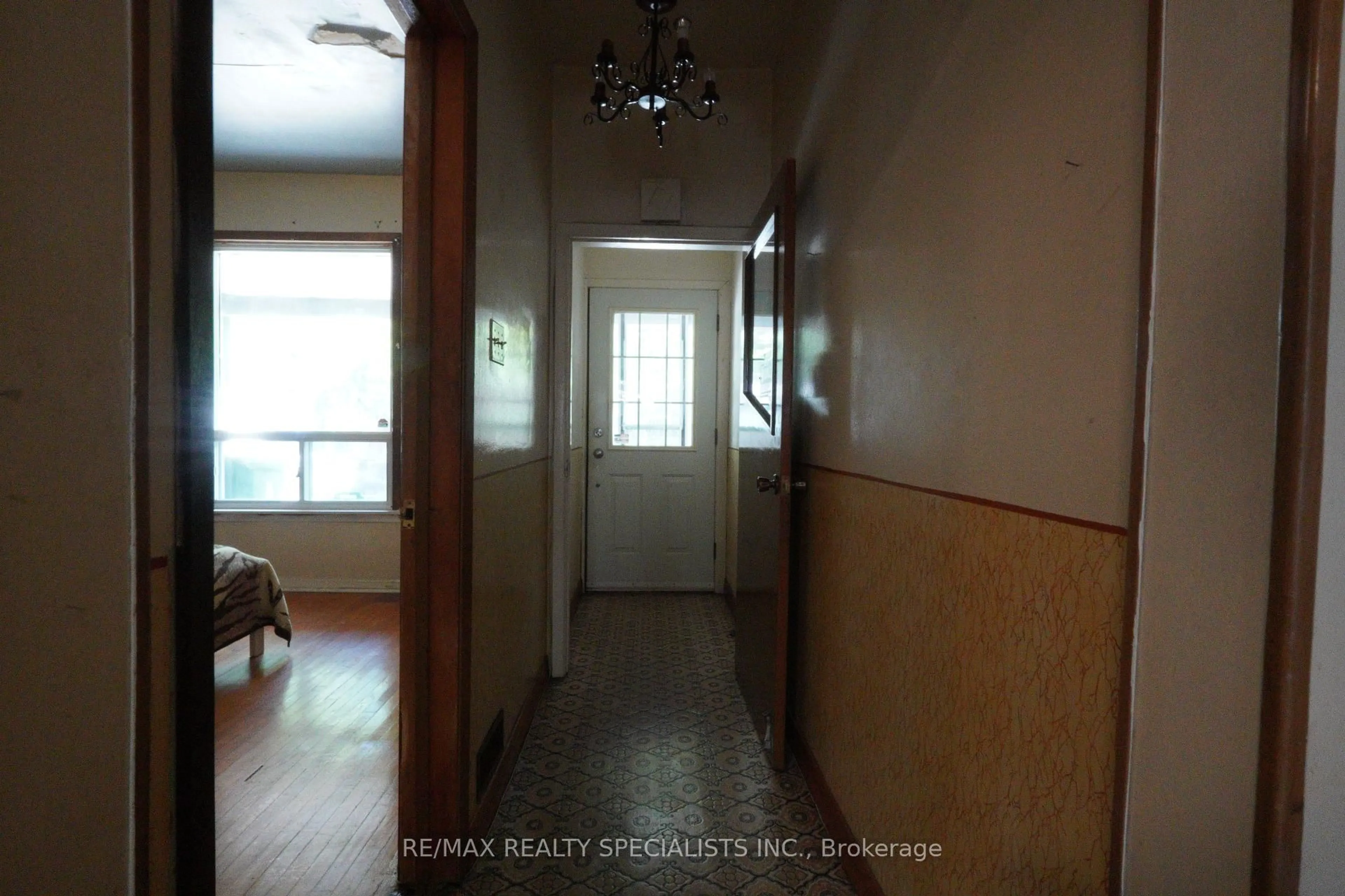 Indoor entryway for 120 Euclid Ave, Toronto Ontario M6J 2J9