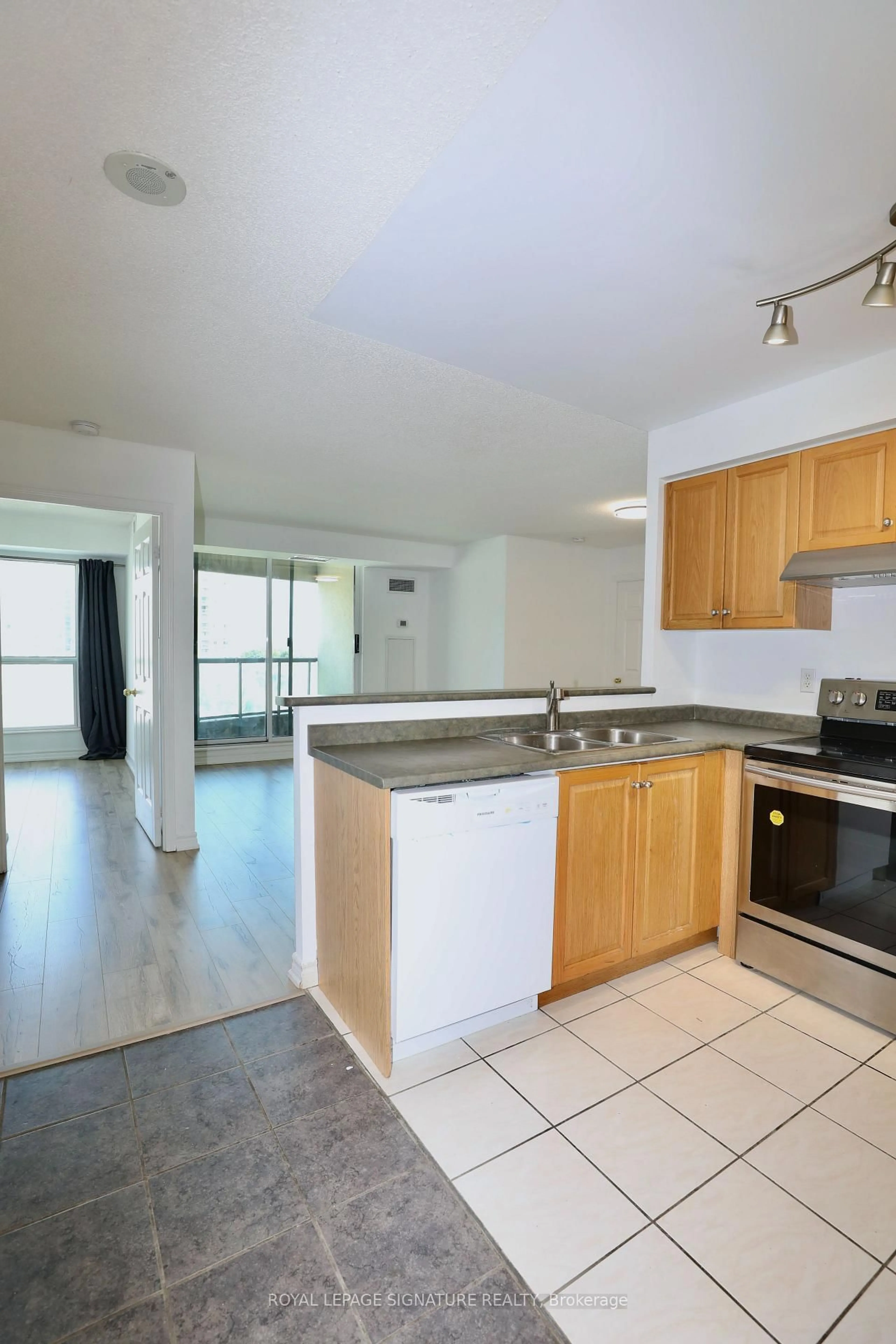 Standard kitchen, unknown for 7 Lorraine Dr #1116, Toronto Ontario M2N 7H2