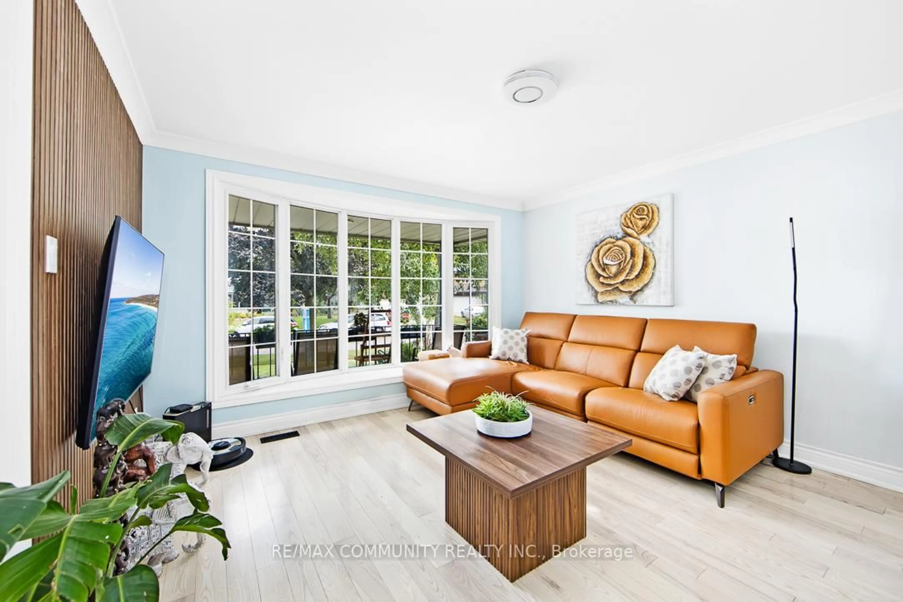 Living room with furniture, ceramic/tile floor for 168 Kingslake Rd, Toronto Ontario M2J 3G3