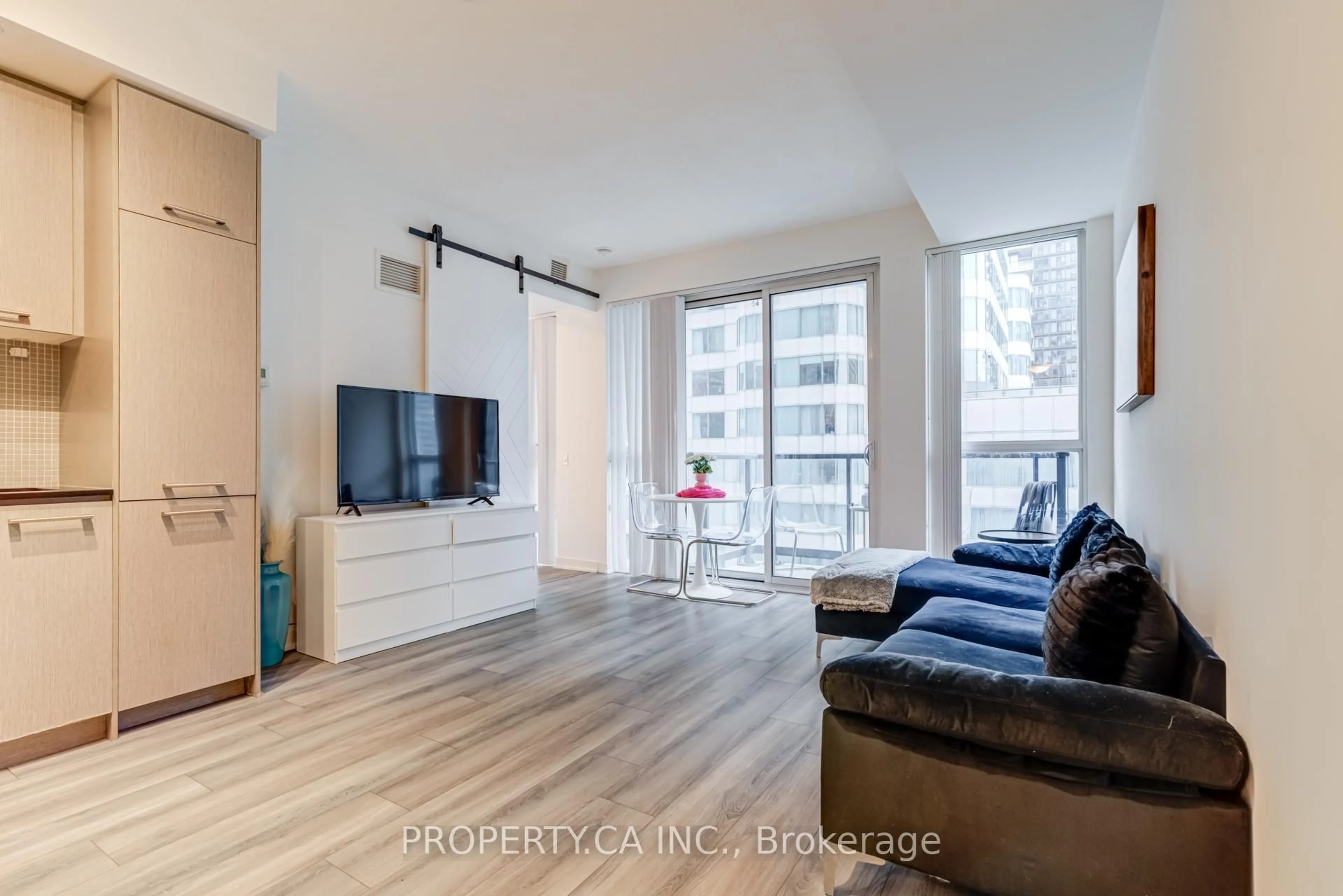Living room with furniture, wood/laminate floor for 87 Peter St #1713, Toronto Ontario M5V 0P1