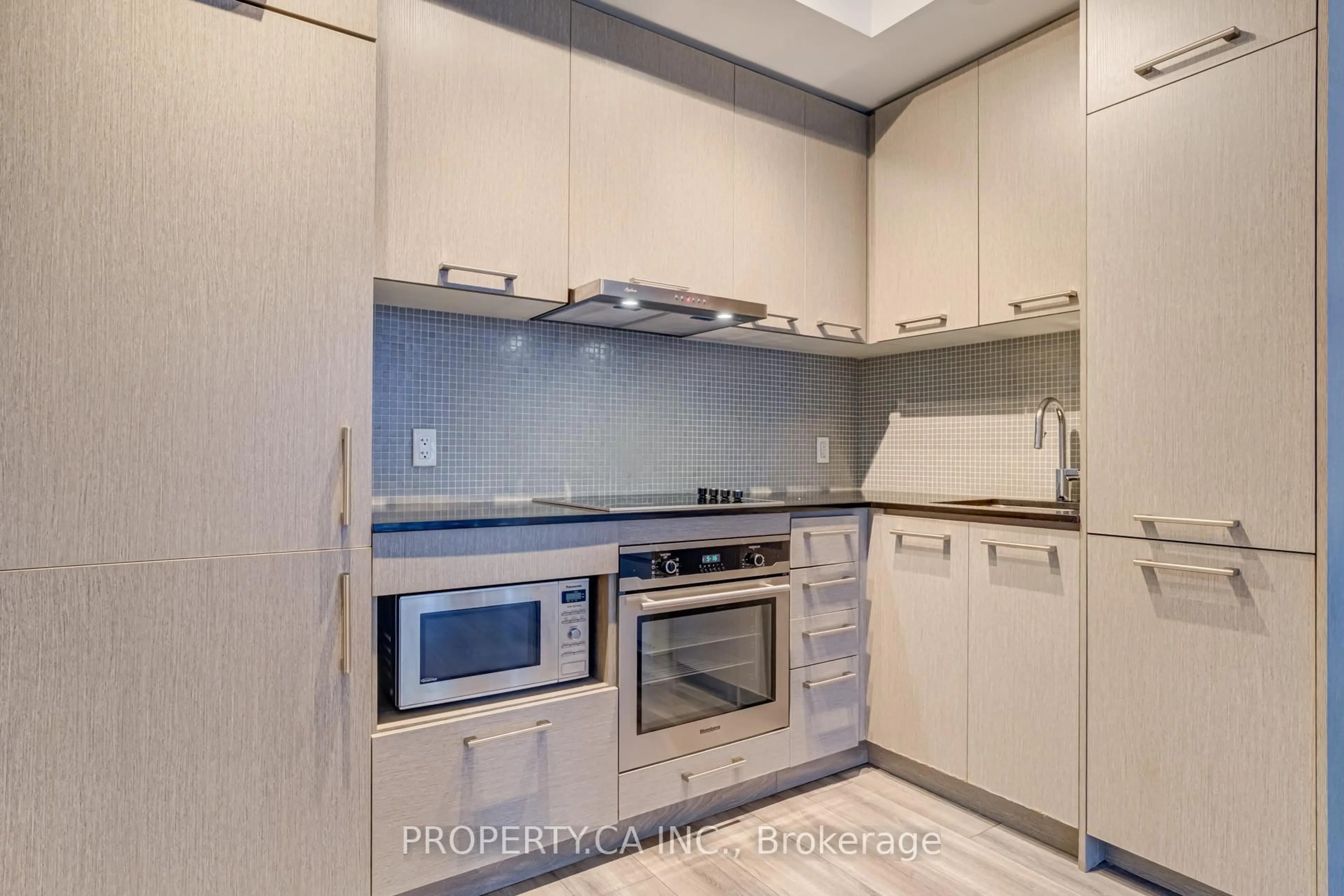 Standard kitchen, unknown for 87 Peter St #1713, Toronto Ontario M5V 0P1
