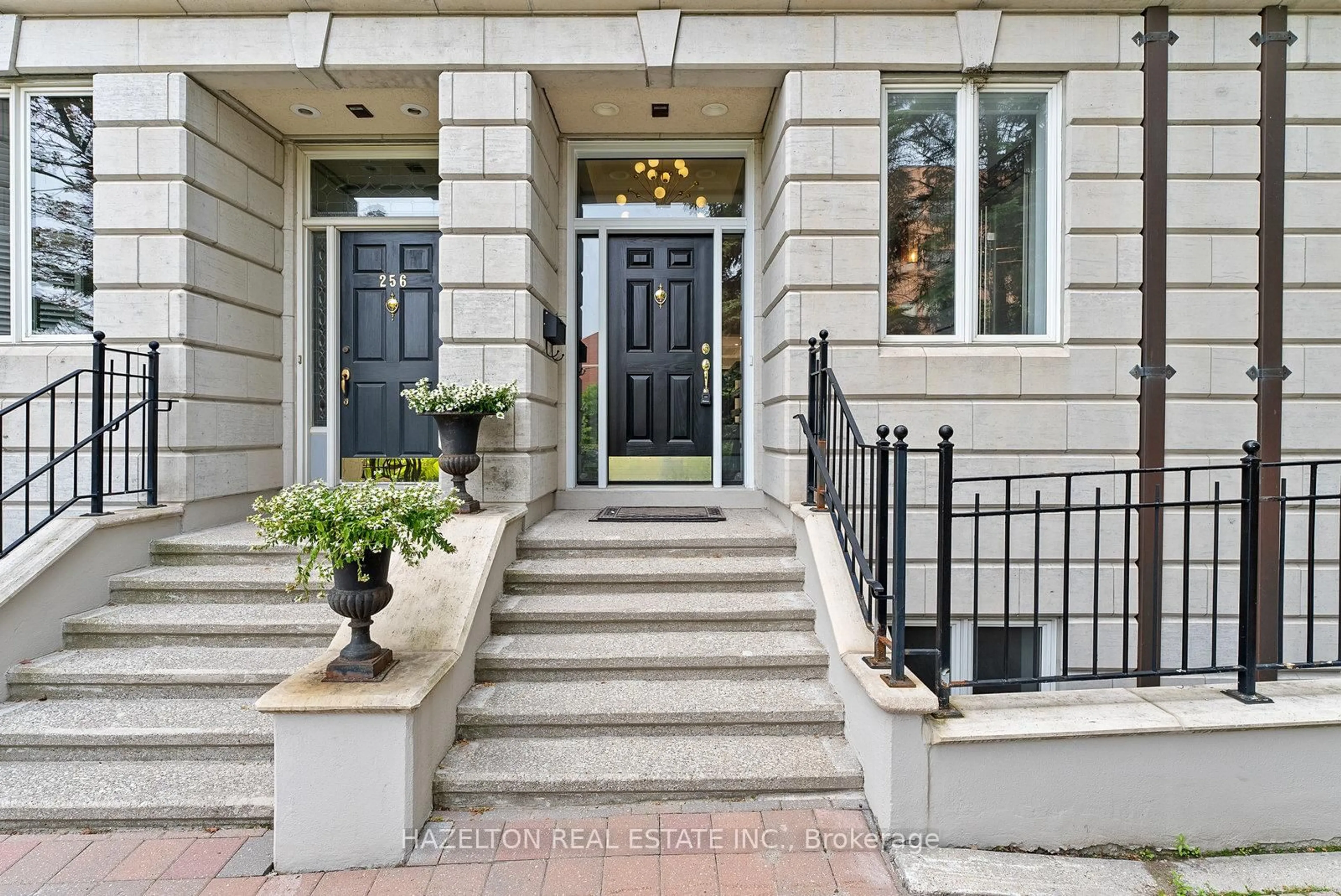 Indoor entryway for 258 Spadina Rd, Toronto Ontario M5R 2V1