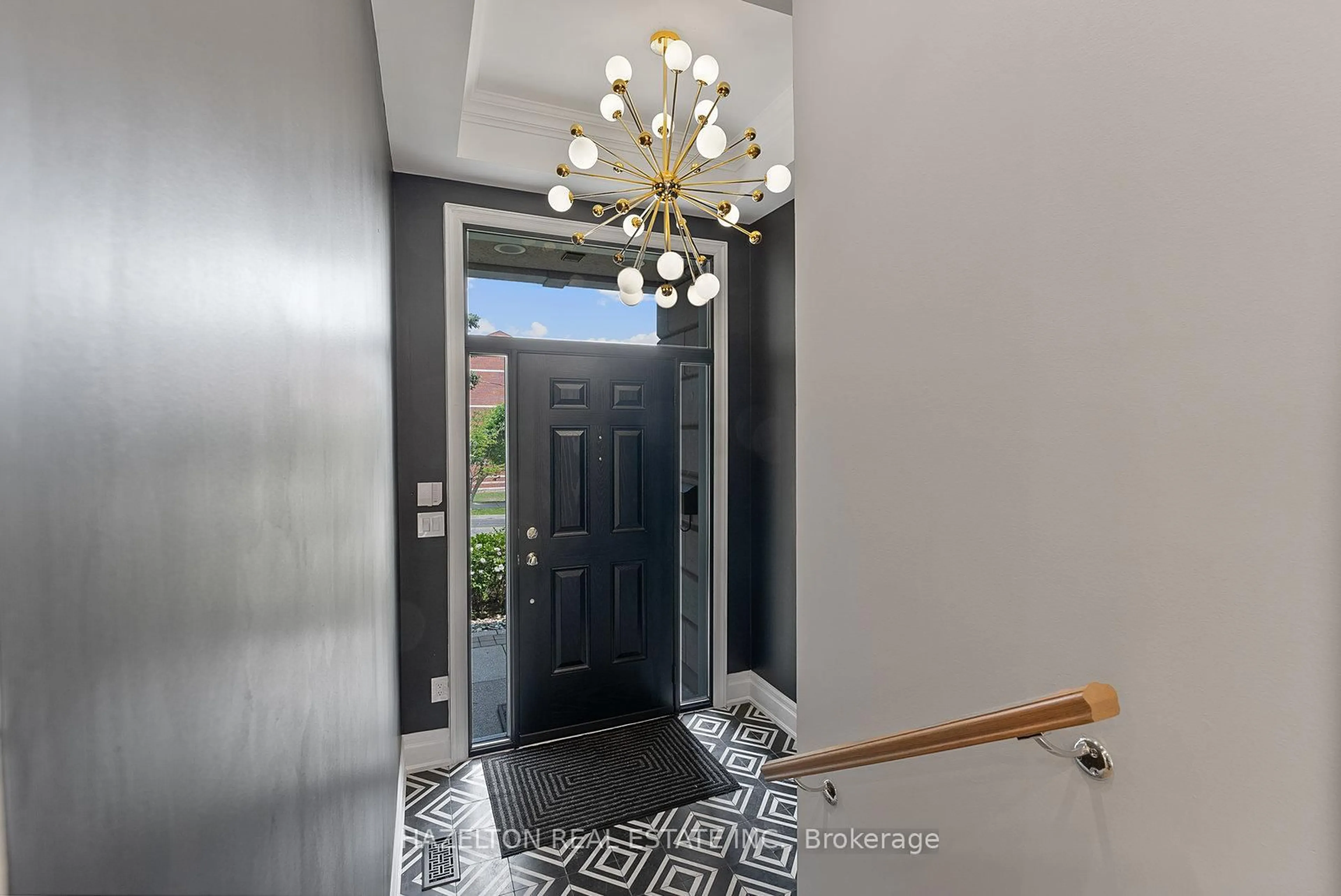 Indoor entryway for 258 Spadina Rd, Toronto Ontario M5R 2V1